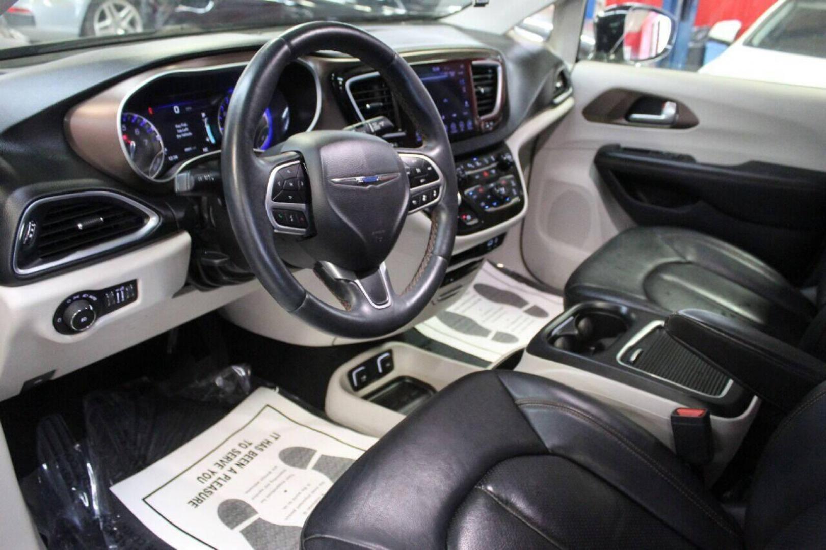 2018 Black Chrysler Pacifica Touring-L Plus (2C4RC1EG5JR) with an 3.6L V6 DOHC 24V engine, 9A transmission, located at 4301 NW 39th , Oklahoma City, OK, 73112, (405) 949-5600, 35.512135, -97.598671 - Photo#17
