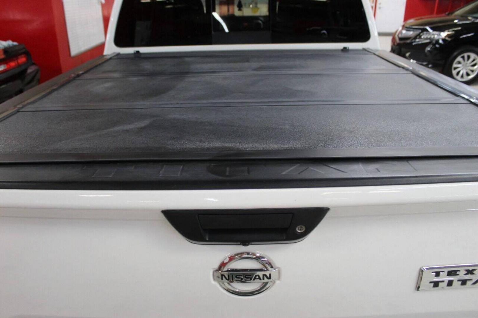 2018 White Nissan Titan Platinum Reserve Crew Cab 2WD (1N6AA1E68JN) with an 5.6L V8 DOHC 32V engine, 6A transmission, located at 4301 NW 39th , Oklahoma City, OK, 73112, (405) 949-5600, 35.512135, -97.598671 - NO DRIVERS LICENCE NO-FULL COVERAGE INSURANCE-NO CREDIT CHECK. COME ON OVER TO SUPERSPORTS AND TAKE A LOOK AND TEST DRIVE. PLEASE GIVE US A CALL AT (405) 949-5600. NO LICENSIA DE MANEJAR- NO SEGURO DE COBERTURA TOTAL- NO VERIFICACCION DE CREDITO. POR FAVOR VENGAN A SUPERSPORTS, ECHE UN - Photo#12
