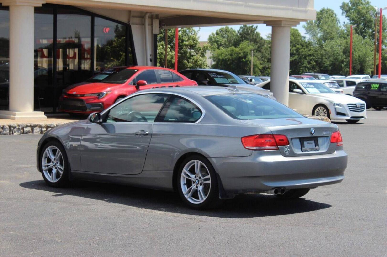 2009 Gray BMW 3-Series 328i Coupe (WBAWB33529P) with an 3.0L L6 DOHC 24V engine, Automatic 6-Speed transmission, located at 4301 NW 39th , Oklahoma City, OK, 73112, (405) 949-5600, 35.512135, -97.598671 - NO DRIVERS LICENCE NO-FULL COVERAGE INSURANCE-NO CREDIT CHECK. COME ON OVER TO SUPERSPORTS AND TAKE A LOOK AND TEST DRIVE PLEASE GIVE US A CALL AT (405) 949-5600. NO LICENSIA DE MANEJAR- NO SEGURO DE COBERTURA TOTAL- NO VERIFICACCION DE CREDITO. POR FAVOR VENGAN A SUPERSPORTS, ECHE UN V - Photo#5