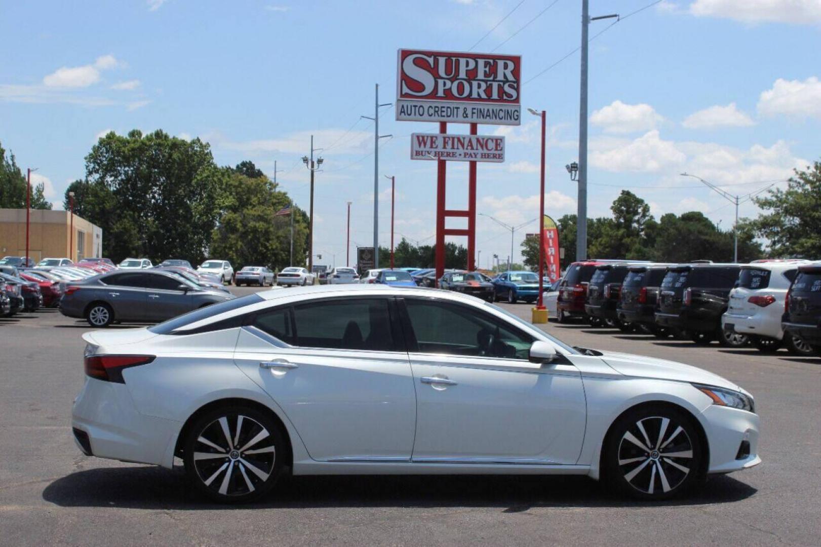 2019 White Nissan Altima 2.5 Platinum (1N4BL4FV5KC) with an 2.5L L4 DOHC 16V engine, CVT transmission, located at 4301 NW 39th , Oklahoma City, OK, 73112, (405) 949-5600, 35.512135, -97.598671 - NO DRIVERS LICENCE NO-FULL COVERAGE INSURANCE-NO CREDIT CHECK. COME ON OVER TO SUPERSPORTS AND TAKE A LOOK AND TEST DRIVE. PLEASE GIVE US A CALL AT (405) 949-5600. NO LICENSIA DE MANEJAR- NO SEGURO DE COBERTURA TOTAL- NO VERIFICACCION DE CREDITO. POR FAVOR VENGAN A SUPERSPORTS, ECHE UN - Photo#3