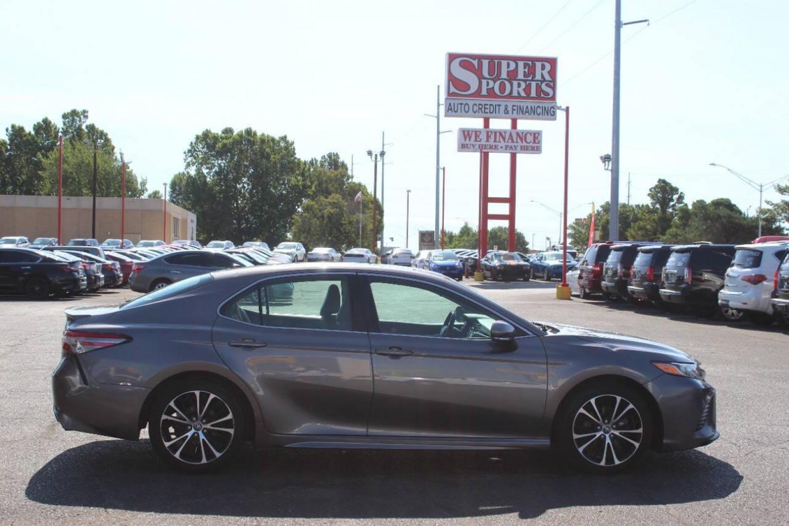 2018 Gray Toyota Camry LE (4T1B11HK1JU) with an 2.5L L4 DOHC 16V engine, 8A transmission, located at 4301 NW 39th , Oklahoma City, OK, 73112, (405) 949-5600, 35.512135, -97.598671 - Photo#3
