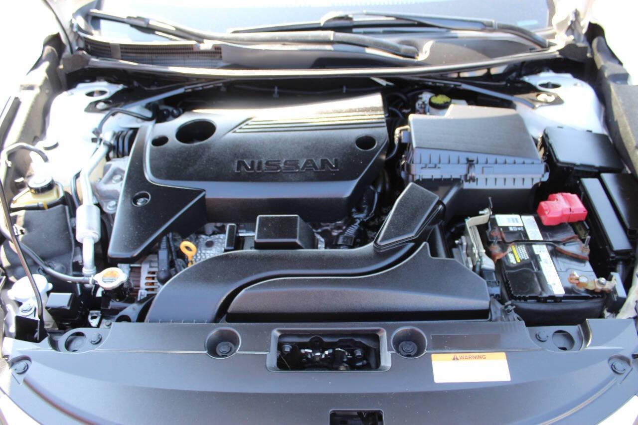 2017 White Nissan Altima 2.5 S (1N4AL3AP5HN) with an 2.5L L4 DOHC 16V engine, CVT transmission, located at 4301 NW 39th , Oklahoma City, OK, 73112, (405) 949-5600, 35.512135, -97.598671 - NO DRIVERS LICENCE -NO FULL COVERAGE INSURANCE - NO CREDIT CHECK. COME ON OVER TO SUPERSPORTS, TAKE A LOOK AND TEST DRIVE. PLEASE GIVE US A CALL AT (405) 949-5600. NO LICENCIA DE CONDUCIR - NO SEGURO DE COBERTURA TOTAL - NO VERIFICACION DE CREDITO. VISITENOS EN SUPERSPORTS, MIRE NUESTRO - Photo#7