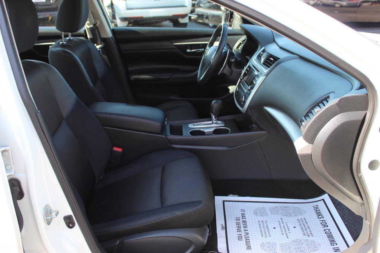 2017 White Nissan Altima 2.5 S (1N4AL3AP5HN) with an 2.5L L4 DOHC 16V engine, CVT transmission, located at 4301 NW 39th , Oklahoma City, OK, 73112, (405) 949-5600, 35.512135, -97.598671 - NO DRIVERS LICENCE -NO FULL COVERAGE INSURANCE - NO CREDIT CHECK. COME ON OVER TO SUPERSPORTS, TAKE A LOOK AND TEST DRIVE. PLEASE GIVE US A CALL AT (405) 949-5600. NO LICENCIA DE CONDUCIR - NO SEGURO DE COBERTURA TOTAL - NO VERIFICACION DE CREDITO. VISITENOS EN SUPERSPORTS, MIRE NUESTRO - Photo#8