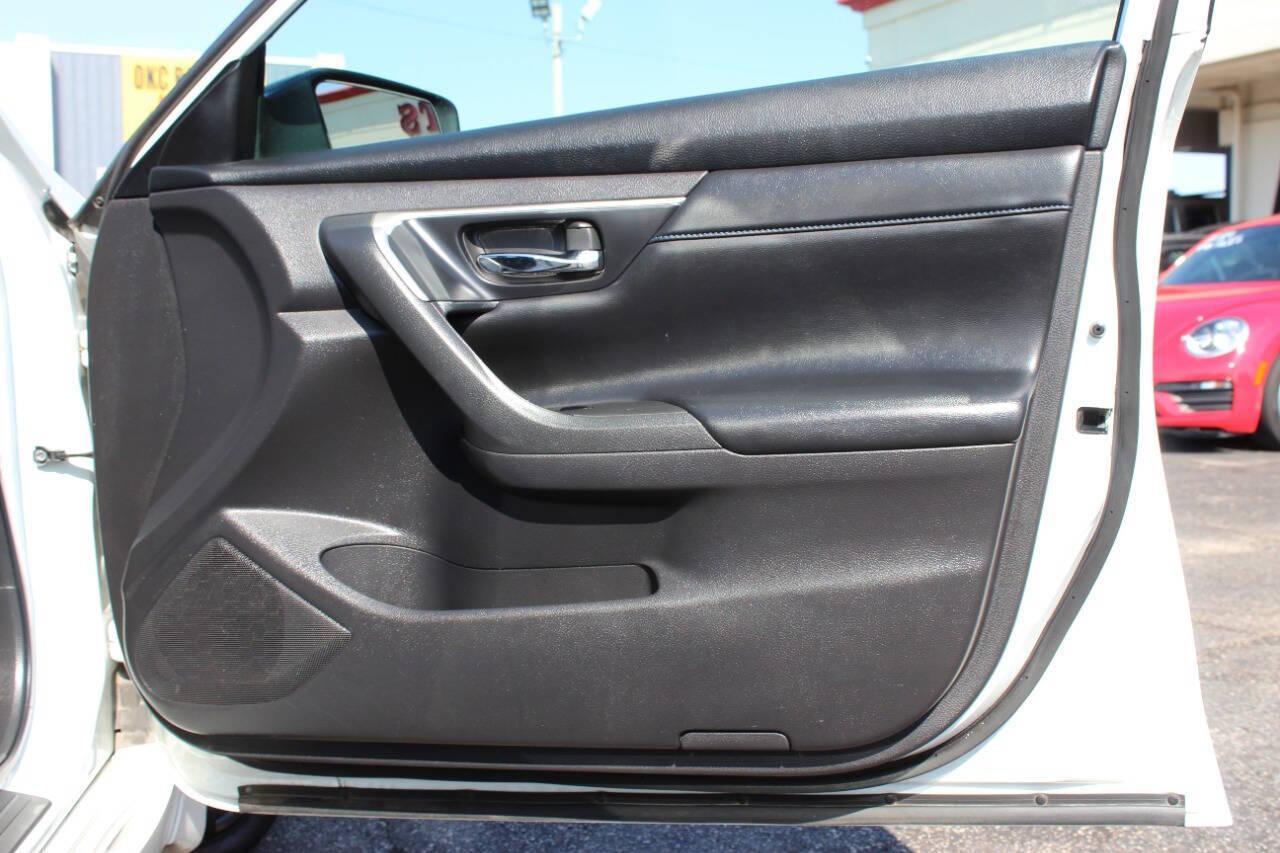 2017 White Nissan Altima 2.5 S (1N4AL3AP5HN) with an 2.5L L4 DOHC 16V engine, CVT transmission, located at 4301 NW 39th , Oklahoma City, OK, 73112, (405) 949-5600, 35.512135, -97.598671 - NO DRIVERS LICENCE -NO FULL COVERAGE INSURANCE - NO CREDIT CHECK. COME ON OVER TO SUPERSPORTS, TAKE A LOOK AND TEST DRIVE. PLEASE GIVE US A CALL AT (405) 949-5600. NO LICENCIA DE CONDUCIR - NO SEGURO DE COBERTURA TOTAL - NO VERIFICACION DE CREDITO. VISITENOS EN SUPERSPORTS, MIRE NUESTRO - Photo#9