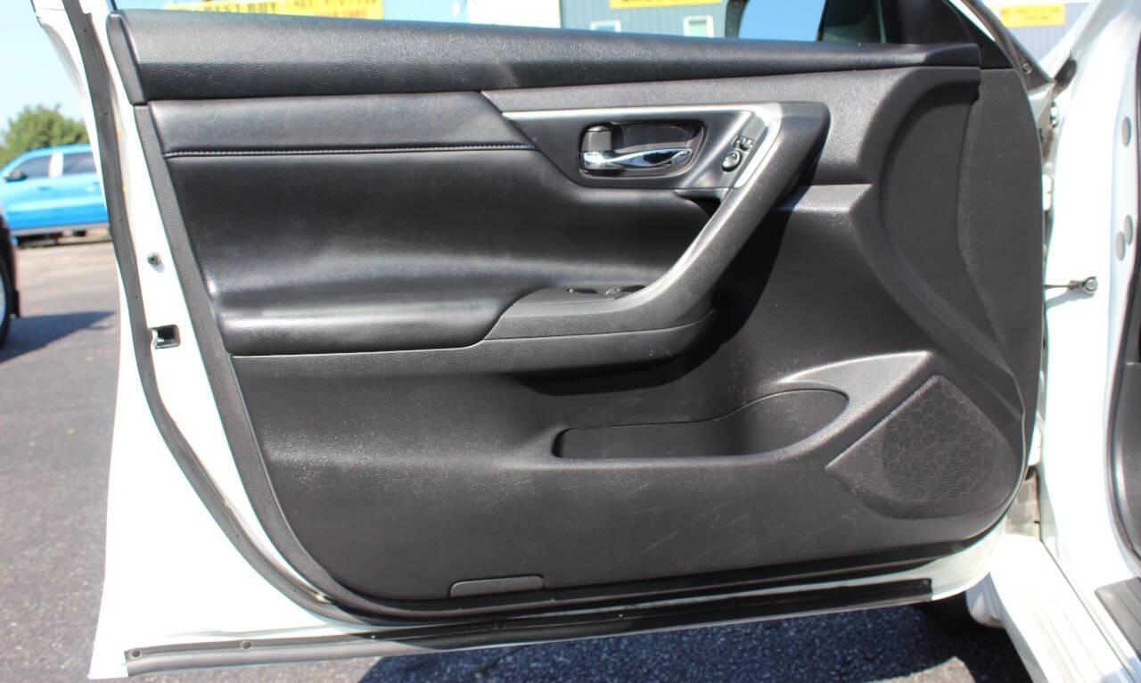 2017 White Nissan Altima 2.5 S (1N4AL3AP5HN) with an 2.5L L4 DOHC 16V engine, CVT transmission, located at 4301 NW 39th , Oklahoma City, OK, 73112, (405) 949-5600, 35.512135, -97.598671 - NO DRIVERS LICENCE -NO FULL COVERAGE INSURANCE - NO CREDIT CHECK. COME ON OVER TO SUPERSPORTS, TAKE A LOOK AND TEST DRIVE. PLEASE GIVE US A CALL AT (405) 949-5600. NO LICENCIA DE CONDUCIR - NO SEGURO DE COBERTURA TOTAL - NO VERIFICACION DE CREDITO. VISITENOS EN SUPERSPORTS, MIRE NUESTRO - Photo#16