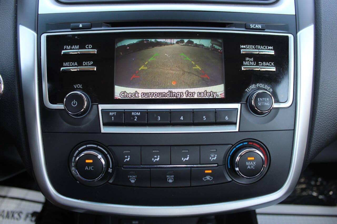 2017 White Nissan Altima 2.5 S (1N4AL3AP5HN) with an 2.5L L4 DOHC 16V engine, CVT transmission, located at 4301 NW 39th , Oklahoma City, OK, 73112, (405) 949-5600, 35.512135, -97.598671 - NO DRIVERS LICENCE -NO FULL COVERAGE INSURANCE - NO CREDIT CHECK. COME ON OVER TO SUPERSPORTS, TAKE A LOOK AND TEST DRIVE. PLEASE GIVE US A CALL AT (405) 949-5600. NO LICENCIA DE CONDUCIR - NO SEGURO DE COBERTURA TOTAL - NO VERIFICACION DE CREDITO. VISITENOS EN SUPERSPORTS, MIRE NUESTRO - Photo#19