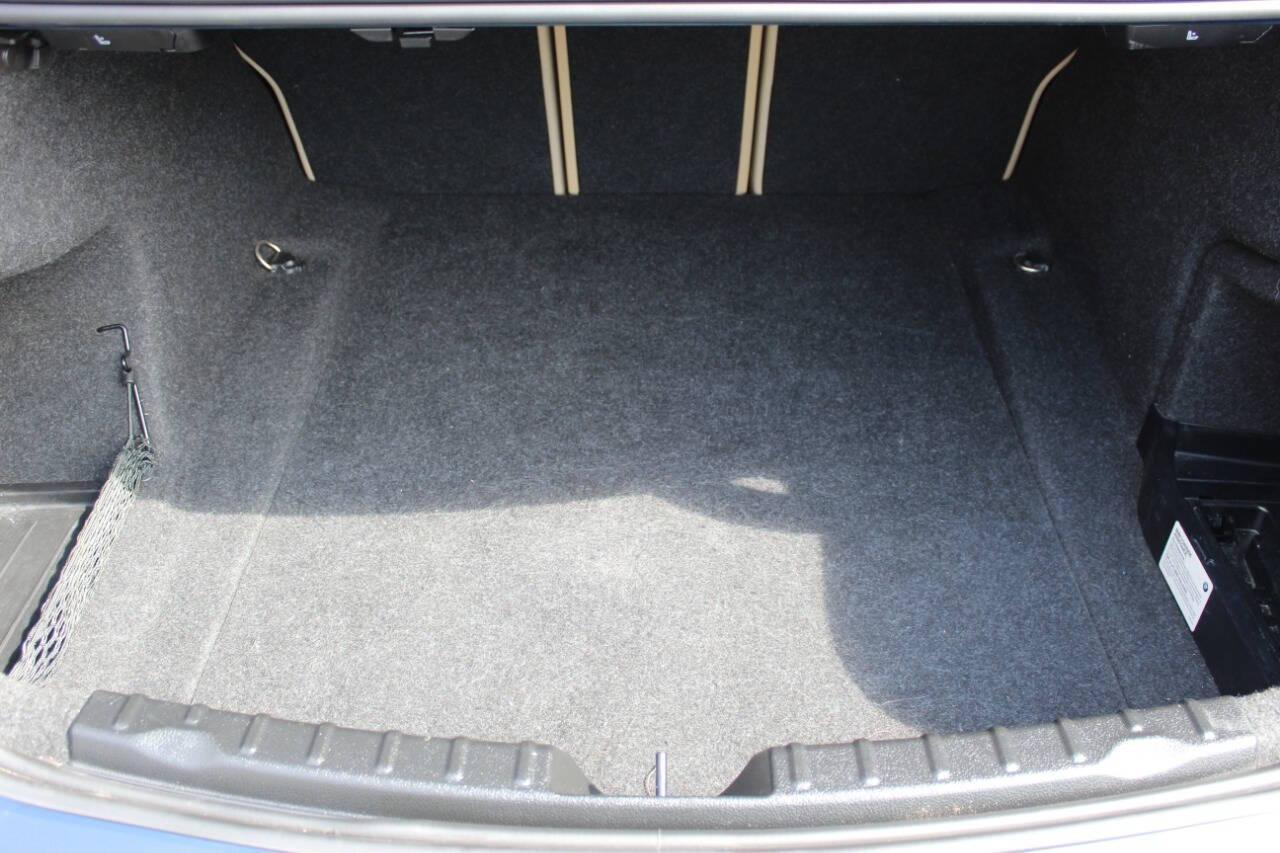 2018 Blue BMW 3-Series 330i xDrive SULEV Sedan (WBA8D9G51JN) with an 3.0L L6 DOHC 24V engine, 8A transmission, located at 4301 NW 39th , Oklahoma City, OK, 73112, (405) 949-5600, 35.512135, -97.598671 - NO DRIVERS LICENCE -NO FULL COVERAGE INSURANCE - NO CREDIT CHECK. COME ON OVER TO SUPERSPORTS, TAKE A LOOK AND TEST DRIVE. PLEASE GIVE US A CALL AT (405) 949-5600. NO LICENCIA DE CONDUCIR - NO SEGURO DE COBERTURA TOTAL - NO VERIFICACION DE CREDITO. VISITENOS EN SUPERSPORTS, MIRE NUESTRO - Photo#12