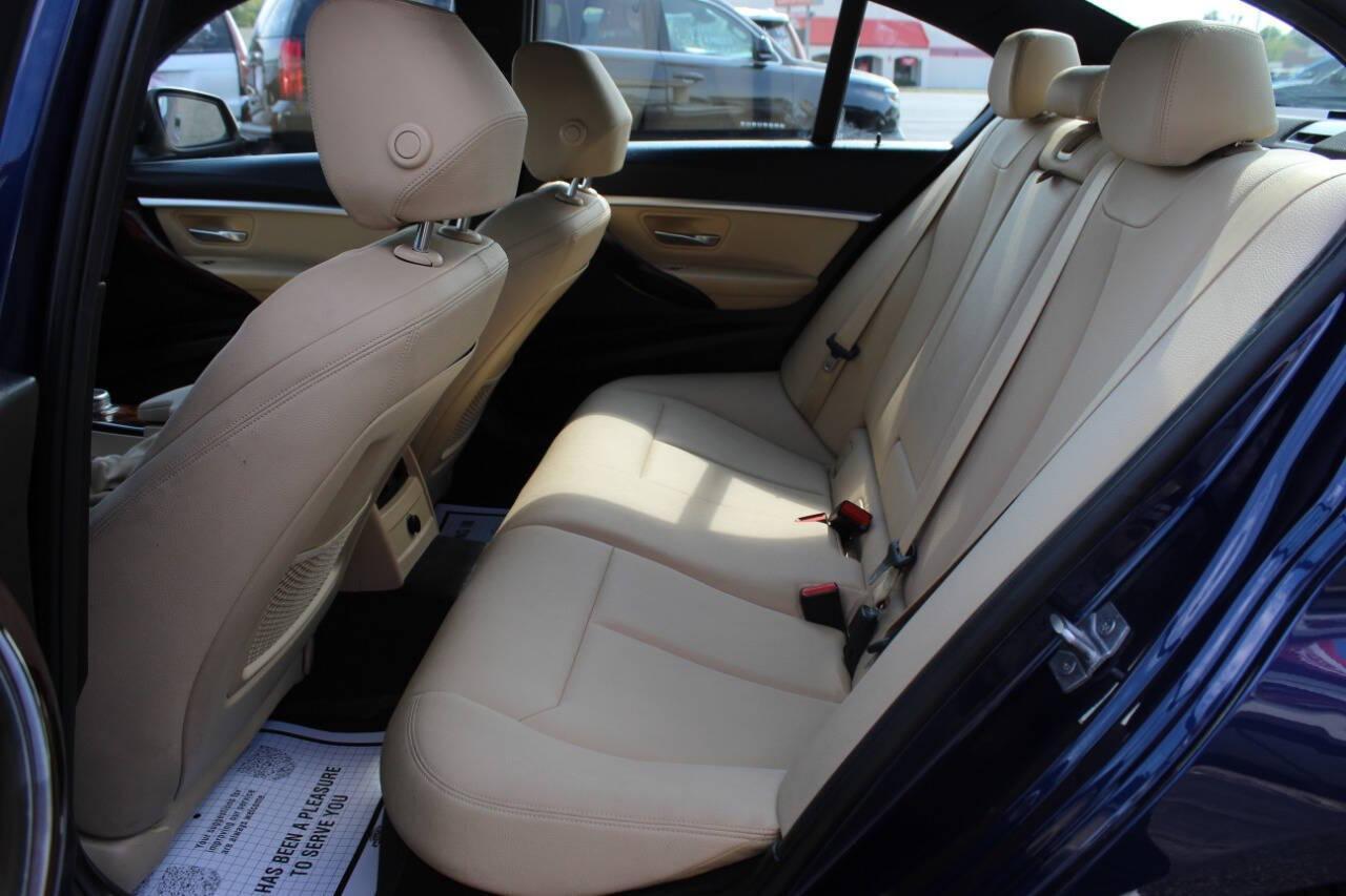 2018 Blue BMW 3-Series 330i xDrive SULEV Sedan (WBA8D9G51JN) with an 3.0L L6 DOHC 24V engine, 8A transmission, located at 4301 NW 39th , Oklahoma City, OK, 73112, (405) 949-5600, 35.512135, -97.598671 - NO DRIVERS LICENCE -NO FULL COVERAGE INSURANCE - NO CREDIT CHECK. COME ON OVER TO SUPERSPORTS, TAKE A LOOK AND TEST DRIVE. PLEASE GIVE US A CALL AT (405) 949-5600. NO LICENCIA DE CONDUCIR - NO SEGURO DE COBERTURA TOTAL - NO VERIFICACION DE CREDITO. VISITENOS EN SUPERSPORTS, MIRE NUESTRO - Photo#13