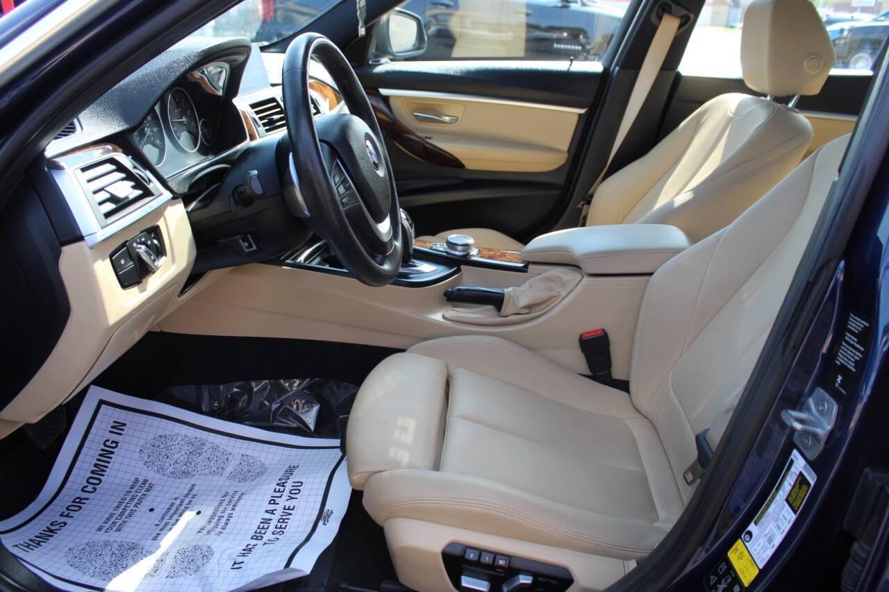 2018 Blue BMW 3-Series 330i xDrive SULEV Sedan (WBA8D9G51JN) with an 3.0L L6 DOHC 24V engine, 8A transmission, located at 4301 NW 39th , Oklahoma City, OK, 73112, (405) 949-5600, 35.512135, -97.598671 - NO DRIVERS LICENCE -NO FULL COVERAGE INSURANCE - NO CREDIT CHECK. COME ON OVER TO SUPERSPORTS, TAKE A LOOK AND TEST DRIVE. PLEASE GIVE US A CALL AT (405) 949-5600. NO LICENCIA DE CONDUCIR - NO SEGURO DE COBERTURA TOTAL - NO VERIFICACION DE CREDITO. VISITENOS EN SUPERSPORTS, MIRE NUESTRO - Photo#15