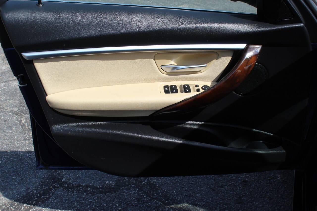 2018 Blue BMW 3-Series 330i xDrive SULEV Sedan (WBA8D9G51JN) with an 3.0L L6 DOHC 24V engine, 8A transmission, located at 4301 NW 39th , Oklahoma City, OK, 73112, (405) 949-5600, 35.512135, -97.598671 - NO DRIVERS LICENCE -NO FULL COVERAGE INSURANCE - NO CREDIT CHECK. COME ON OVER TO SUPERSPORTS, TAKE A LOOK AND TEST DRIVE. PLEASE GIVE US A CALL AT (405) 949-5600. NO LICENCIA DE CONDUCIR - NO SEGURO DE COBERTURA TOTAL - NO VERIFICACION DE CREDITO. VISITENOS EN SUPERSPORTS, MIRE NUESTRO - Photo#16