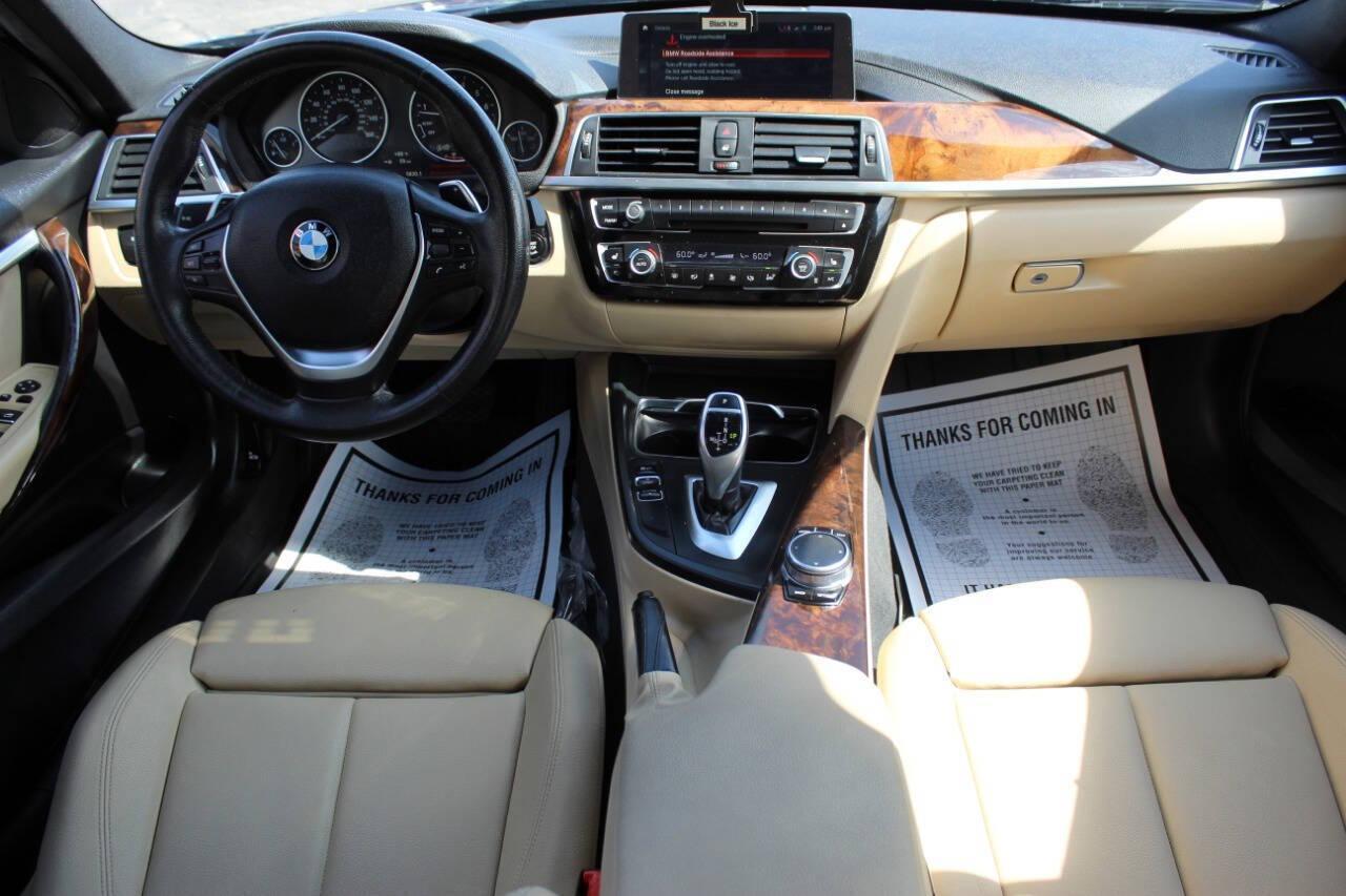 2018 Blue BMW 3-Series 330i xDrive SULEV Sedan (WBA8D9G51JN) with an 3.0L L6 DOHC 24V engine, 8A transmission, located at 4301 NW 39th , Oklahoma City, OK, 73112, (405) 949-5600, 35.512135, -97.598671 - NO DRIVERS LICENCE -NO FULL COVERAGE INSURANCE - NO CREDIT CHECK. COME ON OVER TO SUPERSPORTS, TAKE A LOOK AND TEST DRIVE. PLEASE GIVE US A CALL AT (405) 949-5600. NO LICENCIA DE CONDUCIR - NO SEGURO DE COBERTURA TOTAL - NO VERIFICACION DE CREDITO. VISITENOS EN SUPERSPORTS, MIRE NUESTRO - Photo#17