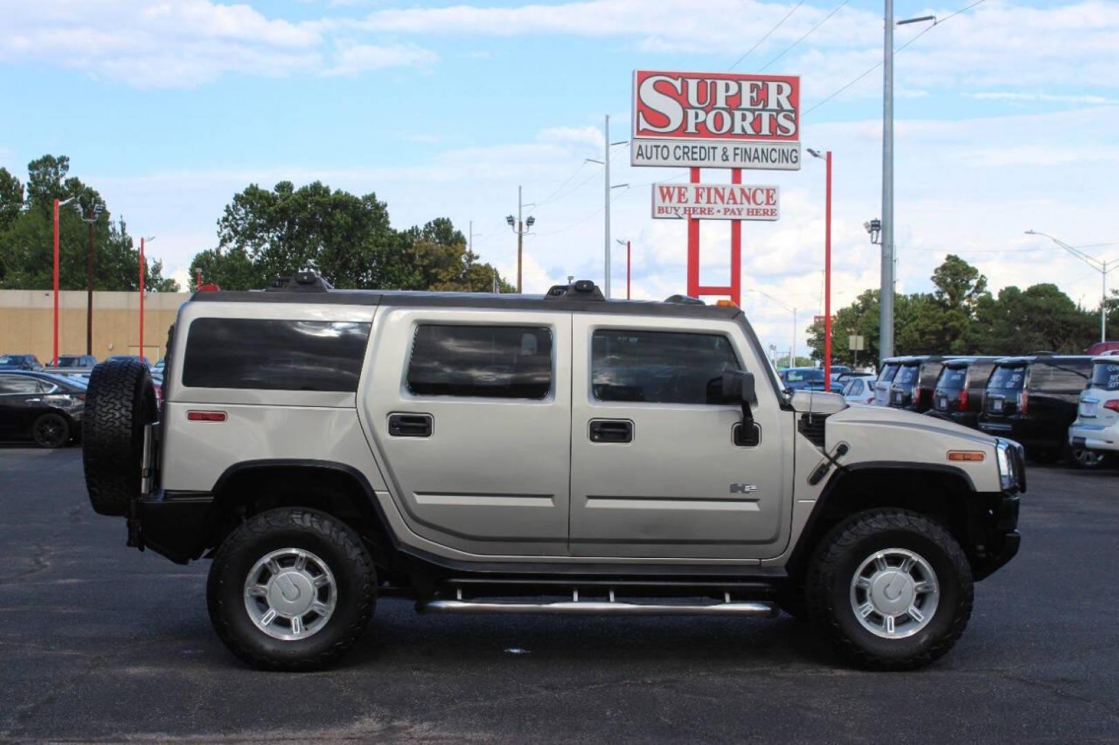 2005 Gold Hummer H2 SUV (5GRGN23U45H) with an 6.0L V8 OHV 16V engine, 4-Speed Automatic Overdrive transmission, located at 4301 NW 39th , Oklahoma City, OK, 73112, (405) 949-5600, 35.512135, -97.598671 - NO DRIVERS LICENCE NO-FULL COVERAGE INSURANCE-NO CREDIT CHECK. COME ON OVER TO SUPERSPORTS AND TAKE A LOOK AND TEST DRIVE PLEASE GIVE US A CALL AT (405) 949-5600. NO LICENSIA DE MANEJAR- NO SEGURO DE COBERTURA TOTAL- NO VERIFICACCION DE CREDITO. POR FAVOR VENGAN A SUPERSPORTS, ECHE UN V - Photo#4