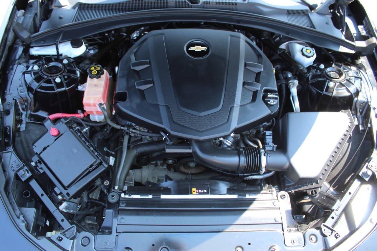 2018 Black Chevrolet Camaro 1LT Coupe (1G1FB1RS5J0) with an 3.6L V6 DOHC 24V engine, 6A transmission, located at 4301 NW 39th , Oklahoma City, OK, 73112, (405) 949-5600, 35.512135, -97.598671 - NO DRIVERS LICENCE -NO FULL COVERAGE INSURANCE - NO CREDIT CHECK. COME ON OVER TO SUPERSPORTS, TAKE A LOOK AND TEST DRIVE. PLEASE GIVE US A CALL AT (405) 949-5600. NO LICENCIA DE CONDUCIR - NO SEGURO DE COBERTURA TOTAL - NO VERIFICACION DE CREDITO. VISITENOS EN SUPERSPORTS, MIRE NUESTRO - Photo#6