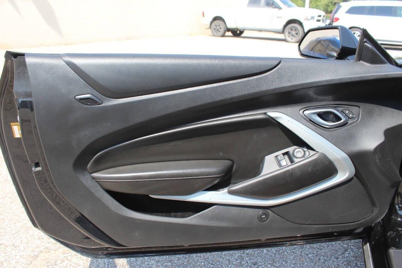 2018 Black Chevrolet Camaro 1LT Coupe (1G1FB1RS5J0) with an 3.6L V6 DOHC 24V engine, 6A transmission, located at 4301 NW 39th , Oklahoma City, OK, 73112, (405) 949-5600, 35.512135, -97.598671 - NO DRIVERS LICENCE -NO FULL COVERAGE INSURANCE - NO CREDIT CHECK. COME ON OVER TO SUPERSPORTS, TAKE A LOOK AND TEST DRIVE. PLEASE GIVE US A CALL AT (405) 949-5600. NO LICENCIA DE CONDUCIR - NO SEGURO DE COBERTURA TOTAL - NO VERIFICACION DE CREDITO. VISITENOS EN SUPERSPORTS, MIRE NUESTRO - Photo#9