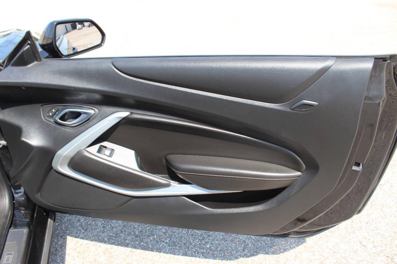 2018 Black Chevrolet Camaro 1LT Coupe (1G1FB1RS5J0) with an 3.6L V6 DOHC 24V engine, 6A transmission, located at 4301 NW 39th , Oklahoma City, OK, 73112, (405) 949-5600, 35.512135, -97.598671 - NO DRIVERS LICENCE -NO FULL COVERAGE INSURANCE - NO CREDIT CHECK. COME ON OVER TO SUPERSPORTS, TAKE A LOOK AND TEST DRIVE. PLEASE GIVE US A CALL AT (405) 949-5600. NO LICENCIA DE CONDUCIR - NO SEGURO DE COBERTURA TOTAL - NO VERIFICACION DE CREDITO. VISITENOS EN SUPERSPORTS, MIRE NUESTRO - Photo#11