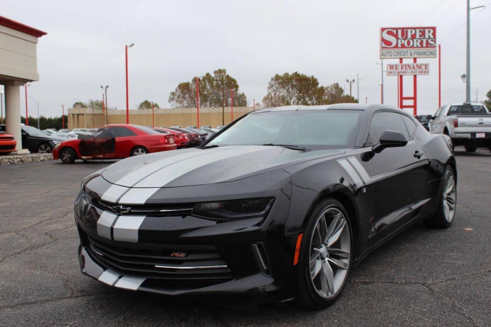 2018 Black Chevrolet Camaro 1LT Coupe (1G1FB1RS5J0) with an 3.6L V6 DOHC 24V engine, 6A transmission, located at 4301 NW 39th , Oklahoma City, OK, 73112, (405) 949-5600, 35.512135, -97.598671 - NO DRIVERS LICENCE -NO FULL COVERAGE INSURANCE - NO CREDIT CHECK. COME ON OVER TO SUPERSPORTS, TAKE A LOOK AND TEST DRIVE. PLEASE GIVE US A CALL AT (405) 949-5600. NO LICENCIA DE CONDUCIR - NO SEGURO DE COBERTURA TOTAL - NO VERIFICACION DE CREDITO. VISITENOS EN SUPERSPORTS, MIRE NUESTRO - Photo#5