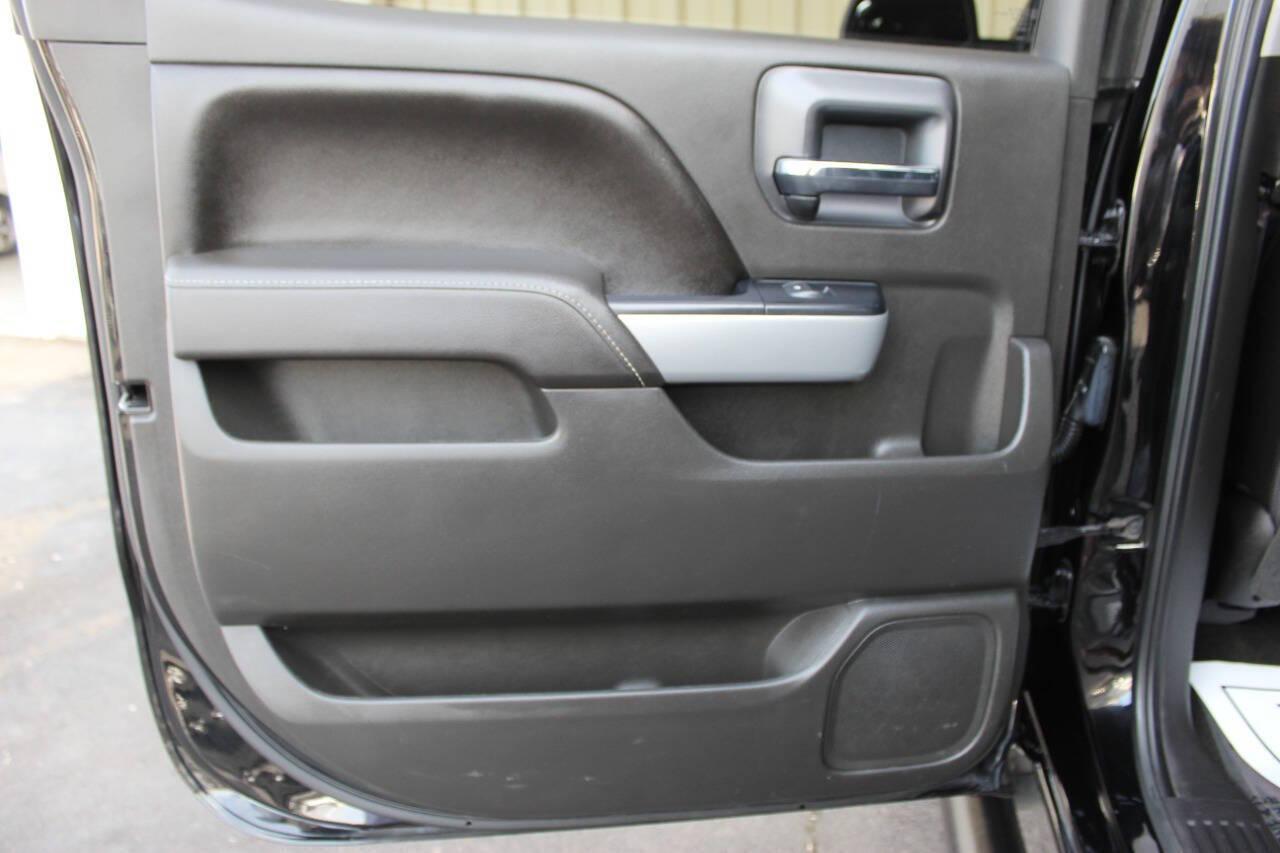 2017 Black Chevrolet Silverado 1500 LTZ Crew Cab Long Box 4WD (3GCUKSEC7HG) with an 5.3L V8 5.3L V8 engine, Automatic 8-Speed transmission, located at 4301 NW 39th , Oklahoma City, OK, 73112, (405) 949-5600, 35.512135, -97.598671 - NO DRIVERS LICENCE NO-FULL COVERAGE INSURANCE-NO CREDIT CHECK. COME ON OVER TO SUPERSPORTS AND TAKE A LOOK AND TEST DRIVE PLEASE GIVE US A CALL AT (405) 949-5600. NO LICENSIA DE MANEJAR- NO SEGURO DE COBERTURA TOTAL- NO VERIFICACCION DE CREDITO. POR FAVOR VENGAN A SUPERSPORTS, ECHE UN V - Photo#11