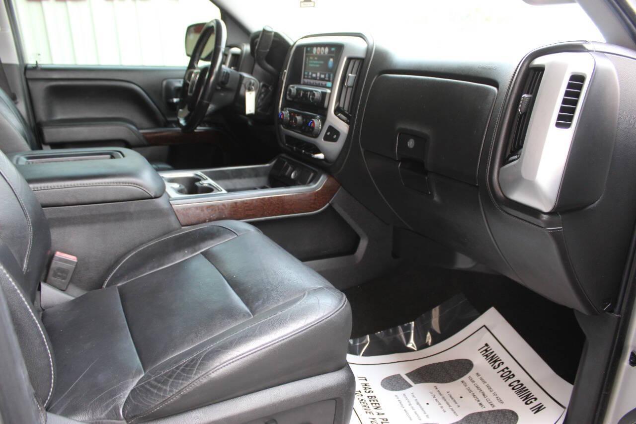 2018 Silver GMC Sierra 1500 SLT Crew Cab Short Box 4WD (3GTU2NEC6JG) with an 5.3L V8 5.3L V8 engine, Automatic 6-Speed transmission, located at 4301 NW 39th , Oklahoma City, OK, 73112, (405) 949-5600, 35.512135, -97.598671 - NO DRIVERS LICENCE NO-FULL COVERAGE INSURANCE-NO CREDIT CHECK. COME ON OVER TO SUPERSPORTS AND TAKE A LOOK AND TEST DRIVE. PLEASE GIVE US A CALL AT (405) 949-5600. NO LICENSIA DE MANEJAR- NO SEGURO DE COBERTURA TOTAL- NO VERIFICACCION DE CREDITO. POR FAVOR VENGAN A SUPERSPORTS, ECHE UN - Photo#8