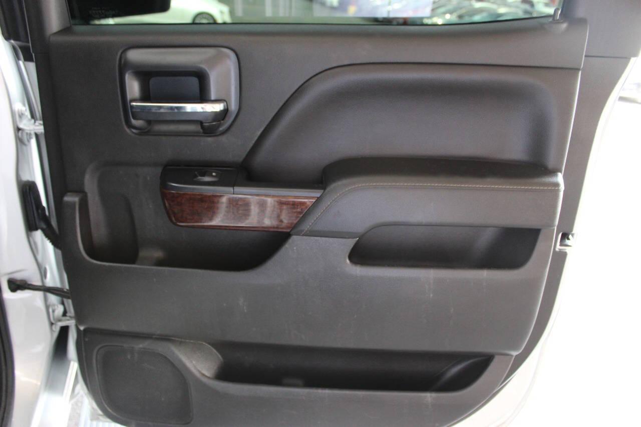 2018 Silver GMC Sierra 1500 SLT Crew Cab Short Box 4WD (3GTU2NEC6JG) with an 5.3L V8 5.3L V8 engine, Automatic 6-Speed transmission, located at 4301 NW 39th , Oklahoma City, OK, 73112, (405) 949-5600, 35.512135, -97.598671 - NO DRIVERS LICENCE NO-FULL COVERAGE INSURANCE-NO CREDIT CHECK. COME ON OVER TO SUPERSPORTS AND TAKE A LOOK AND TEST DRIVE. PLEASE GIVE US A CALL AT (405) 949-5600. NO LICENSIA DE MANEJAR- NO SEGURO DE COBERTURA TOTAL- NO VERIFICACCION DE CREDITO. POR FAVOR VENGAN A SUPERSPORTS, ECHE UN - Photo#11