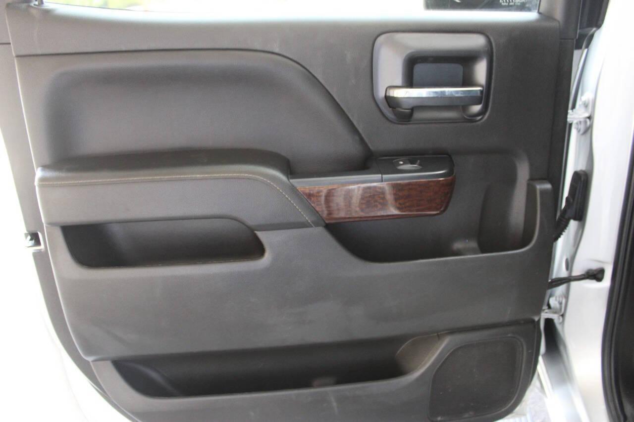 2018 Silver GMC Sierra 1500 SLT Crew Cab Short Box 4WD (3GTU2NEC6JG) with an 5.3L V8 5.3L V8 engine, Automatic 6-Speed transmission, located at 4301 NW 39th , Oklahoma City, OK, 73112, (405) 949-5600, 35.512135, -97.598671 - NO DRIVERS LICENCE NO-FULL COVERAGE INSURANCE-NO CREDIT CHECK. COME ON OVER TO SUPERSPORTS AND TAKE A LOOK AND TEST DRIVE. PLEASE GIVE US A CALL AT (405) 949-5600. NO LICENSIA DE MANEJAR- NO SEGURO DE COBERTURA TOTAL- NO VERIFICACCION DE CREDITO. POR FAVOR VENGAN A SUPERSPORTS, ECHE UN - Photo#14