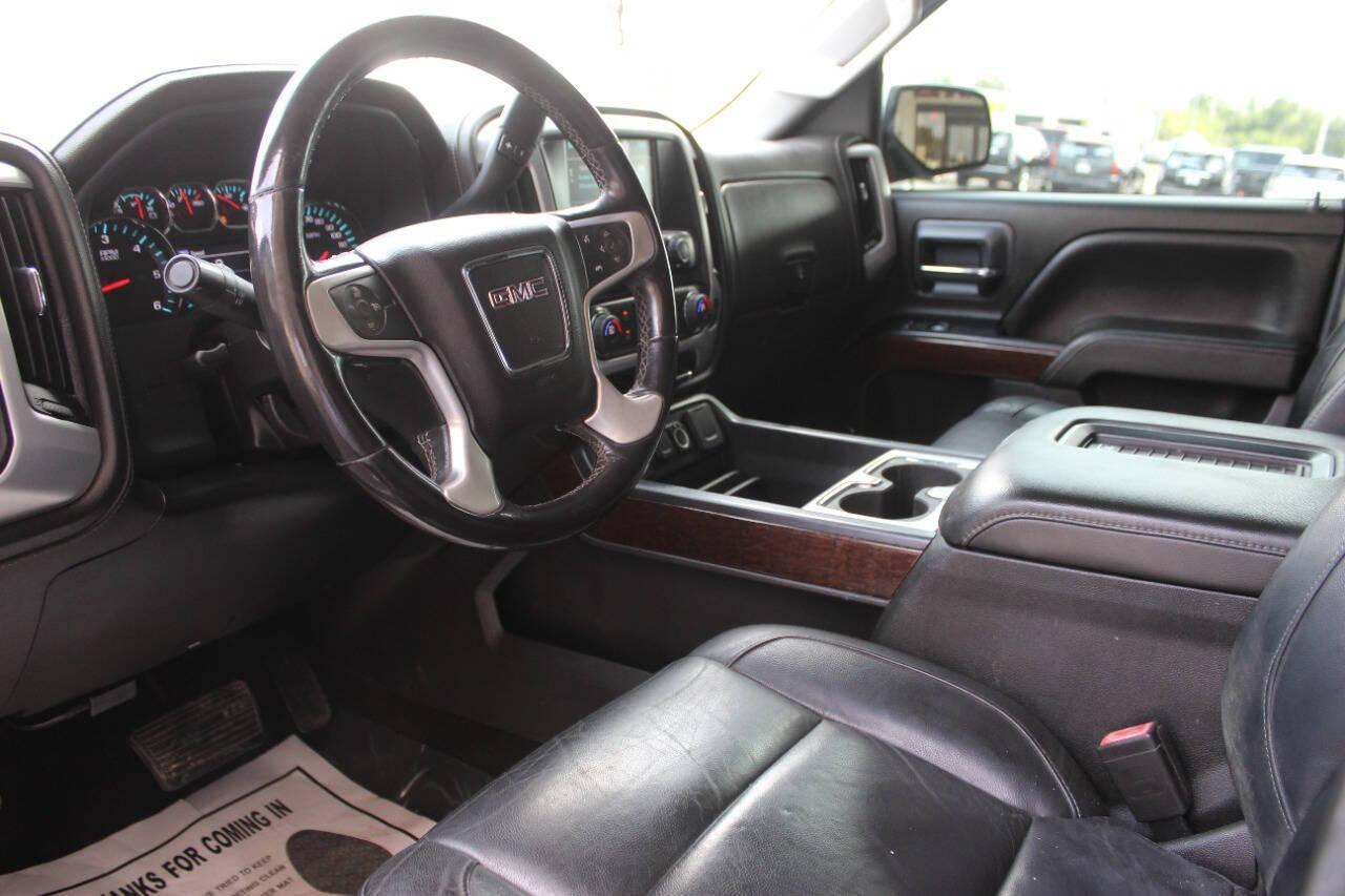 2018 Silver GMC Sierra 1500 SLT Crew Cab Short Box 4WD (3GTU2NEC6JG) with an 5.3L V8 5.3L V8 engine, Automatic 6-Speed transmission, located at 4301 NW 39th , Oklahoma City, OK, 73112, (405) 949-5600, 35.512135, -97.598671 - NO DRIVERS LICENCE NO-FULL COVERAGE INSURANCE-NO CREDIT CHECK. COME ON OVER TO SUPERSPORTS AND TAKE A LOOK AND TEST DRIVE. PLEASE GIVE US A CALL AT (405) 949-5600. NO LICENSIA DE MANEJAR- NO SEGURO DE COBERTURA TOTAL- NO VERIFICACCION DE CREDITO. POR FAVOR VENGAN A SUPERSPORTS, ECHE UN - Photo#15