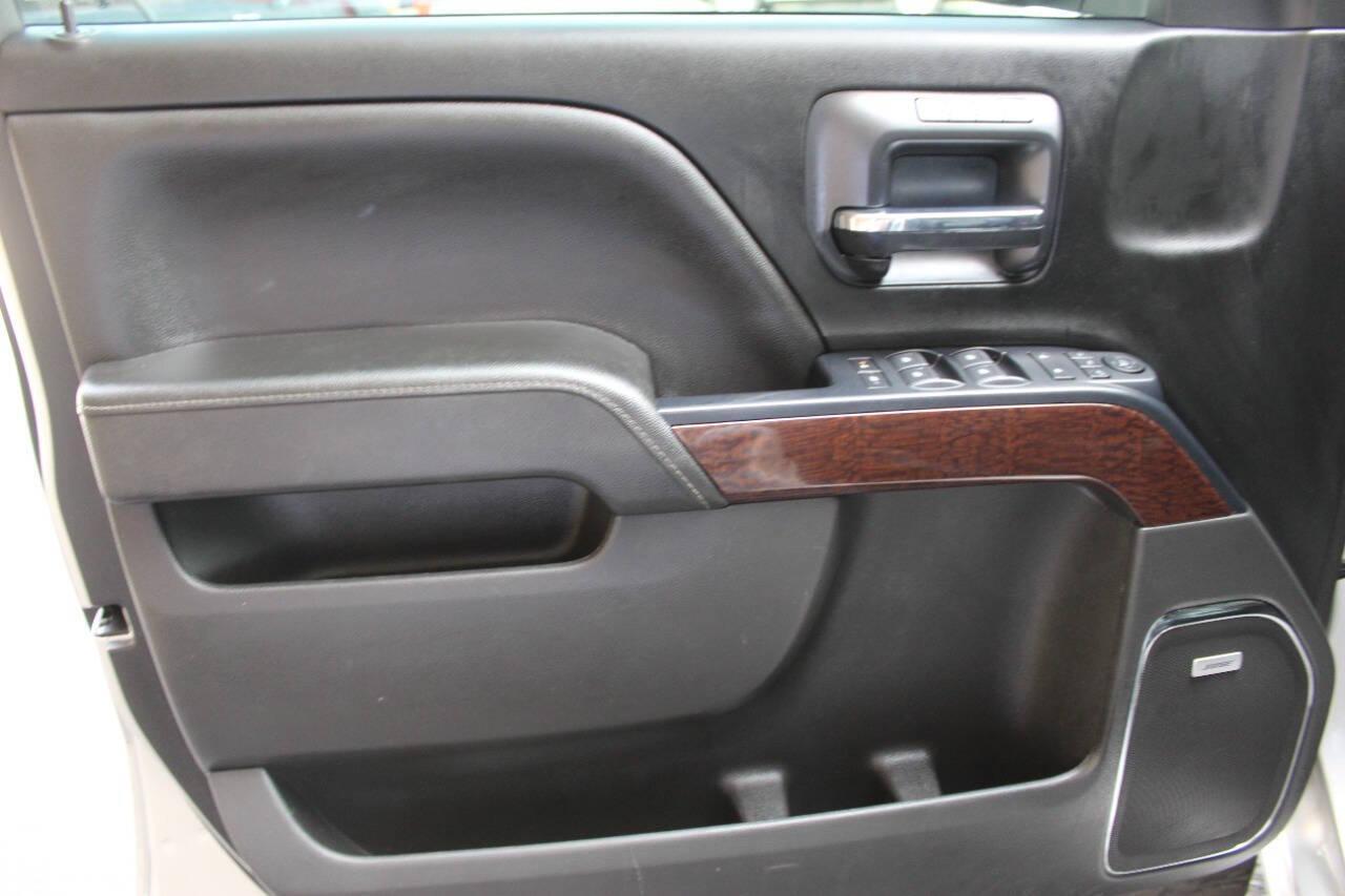 2018 Silver GMC Sierra 1500 SLT Crew Cab Short Box 4WD (3GTU2NEC6JG) with an 5.3L V8 5.3L V8 engine, Automatic 6-Speed transmission, located at 4301 NW 39th , Oklahoma City, OK, 73112, (405) 949-5600, 35.512135, -97.598671 - NO DRIVERS LICENCE NO-FULL COVERAGE INSURANCE-NO CREDIT CHECK. COME ON OVER TO SUPERSPORTS AND TAKE A LOOK AND TEST DRIVE. PLEASE GIVE US A CALL AT (405) 949-5600. NO LICENSIA DE MANEJAR- NO SEGURO DE COBERTURA TOTAL- NO VERIFICACCION DE CREDITO. POR FAVOR VENGAN A SUPERSPORTS, ECHE UN - Photo#16