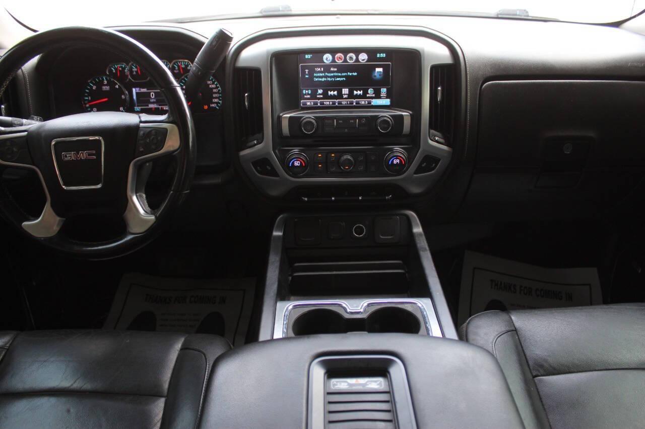 2018 Silver GMC Sierra 1500 SLT Crew Cab Short Box 4WD (3GTU2NEC6JG) with an 5.3L V8 5.3L V8 engine, Automatic 6-Speed transmission, located at 4301 NW 39th , Oklahoma City, OK, 73112, (405) 949-5600, 35.512135, -97.598671 - NO DRIVERS LICENCE NO-FULL COVERAGE INSURANCE-NO CREDIT CHECK. COME ON OVER TO SUPERSPORTS AND TAKE A LOOK AND TEST DRIVE. PLEASE GIVE US A CALL AT (405) 949-5600. NO LICENSIA DE MANEJAR- NO SEGURO DE COBERTURA TOTAL- NO VERIFICACCION DE CREDITO. POR FAVOR VENGAN A SUPERSPORTS, ECHE UN - Photo#17