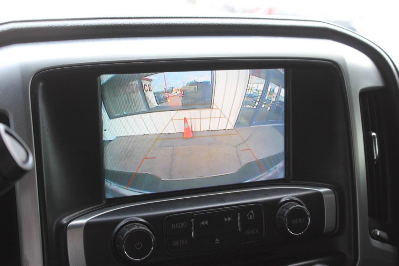 2018 Silver GMC Sierra 1500 SLT Crew Cab Short Box 4WD (3GTU2NEC6JG) with an 5.3L V8 5.3L V8 engine, Automatic 6-Speed transmission, located at 4301 NW 39th , Oklahoma City, OK, 73112, (405) 949-5600, 35.512135, -97.598671 - NO DRIVERS LICENCE NO-FULL COVERAGE INSURANCE-NO CREDIT CHECK. COME ON OVER TO SUPERSPORTS AND TAKE A LOOK AND TEST DRIVE. PLEASE GIVE US A CALL AT (405) 949-5600. NO LICENSIA DE MANEJAR- NO SEGURO DE COBERTURA TOTAL- NO VERIFICACCION DE CREDITO. POR FAVOR VENGAN A SUPERSPORTS, ECHE UN - Photo#18