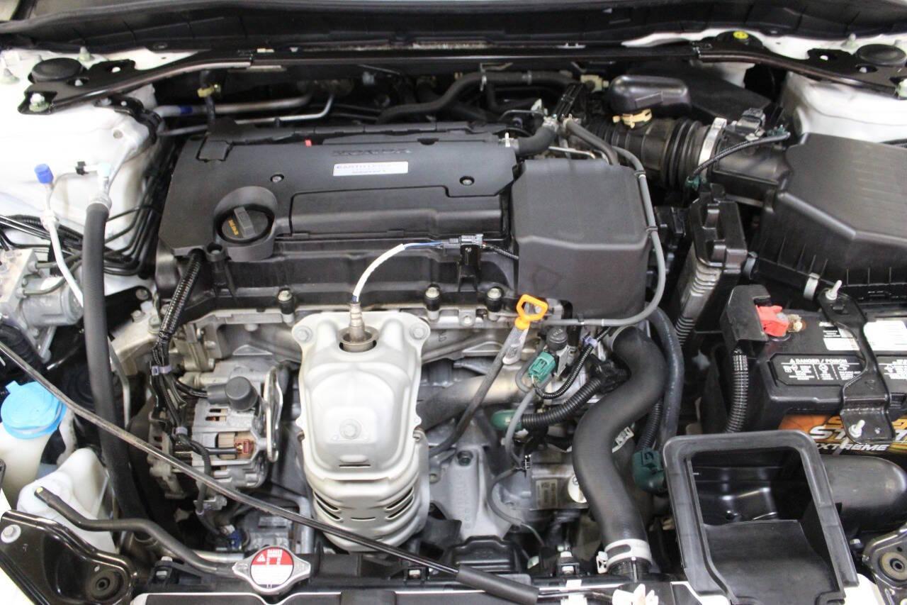 2017 White Honda Accord EX-L Sedan CVT (1HGCR2F87HA) with an 2.4L I4 2.4L I4 engine, CVT transmission, located at 4301 NW 39th , Oklahoma City, OK, 73112, (405) 949-5600, 35.512135, -97.598671 - NO DRIVERS LICENCE NO-FULL COVERAGE INSURANCE-NO CREDIT CHECK. COME ON OVER TO SUPERSPORTS AND TAKE A LOOK AND TEST DRIVE. PLEASE GIVE US A CALL AT (405) 949-5600. NO LICENSIA DE MANEJAR- NO SEGURO DE COBERTURA TOTAL- NO VERIFICACCION DE CREDITO. POR FAVOR VENGAN A SUPERSPORTS, ECHE UN - Photo#7