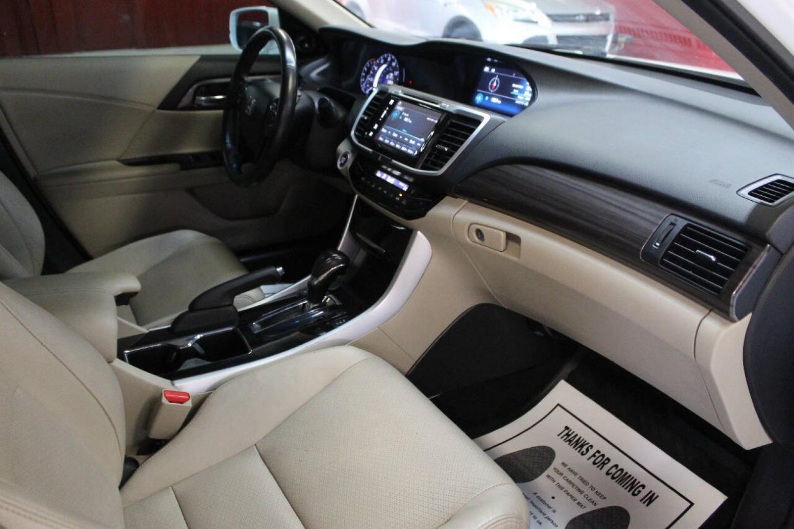 2017 White Honda Accord EX-L Sedan CVT (1HGCR2F87HA) with an 2.4L I4 2.4L I4 engine, CVT transmission, located at 4301 NW 39th , Oklahoma City, OK, 73112, (405) 949-5600, 35.512135, -97.598671- Photo#8