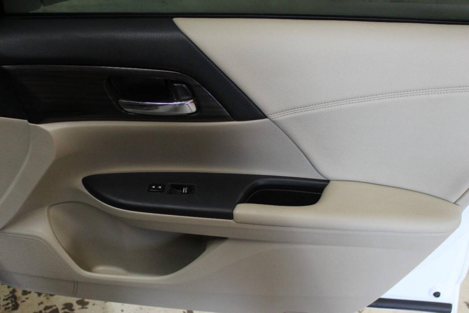 2017 White Honda Accord EX-L Sedan CVT (1HGCR2F87HA) with an 2.4L I4 2.4L I4 engine, CVT transmission, located at 4301 NW 39th , Oklahoma City, OK, 73112, (405) 949-5600, 35.512135, -97.598671- Photo#9