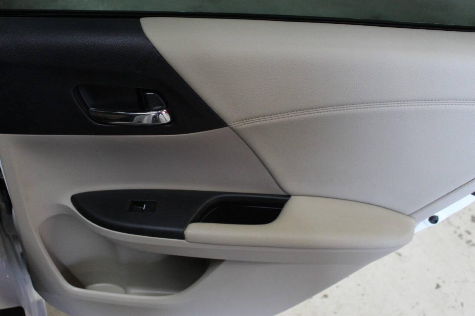 2017 White Honda Accord EX-L Sedan CVT (1HGCR2F87HA) with an 2.4L I4 2.4L I4 engine, CVT transmission, located at 4301 NW 39th , Oklahoma City, OK, 73112, (405) 949-5600, 35.512135, -97.598671- Photo#11