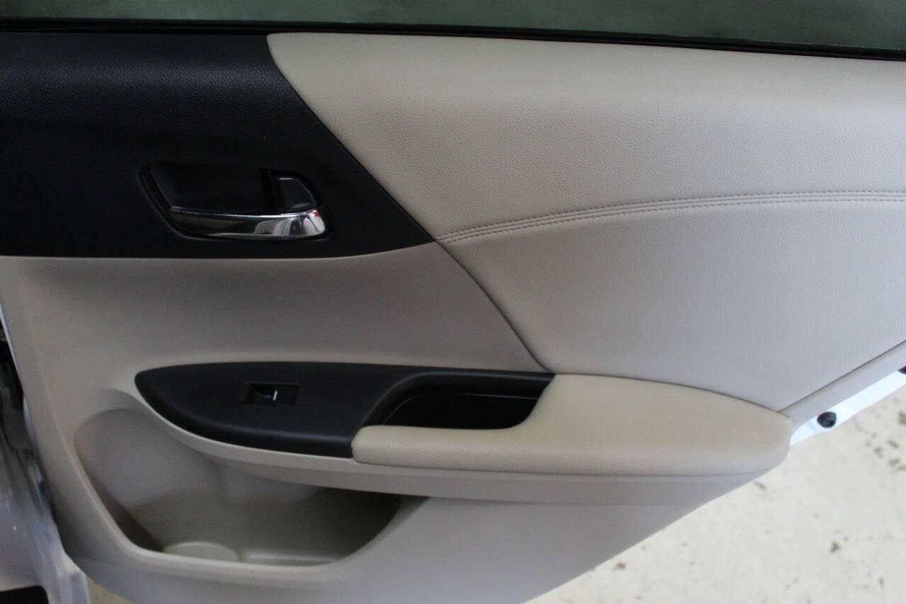 2017 White Honda Accord EX-L Sedan CVT (1HGCR2F87HA) with an 2.4L I4 2.4L I4 engine, CVT transmission, located at 4301 NW 39th , Oklahoma City, OK, 73112, (405) 949-5600, 35.512135, -97.598671 - NO DRIVERS LICENCE NO-FULL COVERAGE INSURANCE-NO CREDIT CHECK. COME ON OVER TO SUPERSPORTS AND TAKE A LOOK AND TEST DRIVE. PLEASE GIVE US A CALL AT (405) 949-5600. NO LICENSIA DE MANEJAR- NO SEGURO DE COBERTURA TOTAL- NO VERIFICACCION DE CREDITO. POR FAVOR VENGAN A SUPERSPORTS, ECHE UN - Photo#11