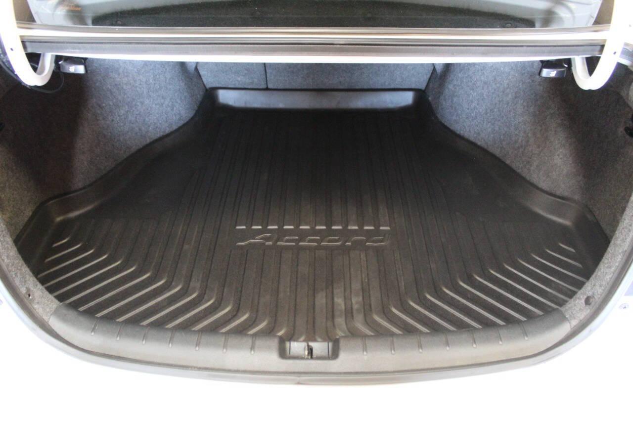 2017 White Honda Accord EX-L Sedan CVT (1HGCR2F87HA) with an 2.4L I4 2.4L I4 engine, CVT transmission, located at 4301 NW 39th , Oklahoma City, OK, 73112, (405) 949-5600, 35.512135, -97.598671 - NO DRIVERS LICENCE NO-FULL COVERAGE INSURANCE-NO CREDIT CHECK. COME ON OVER TO SUPERSPORTS AND TAKE A LOOK AND TEST DRIVE. PLEASE GIVE US A CALL AT (405) 949-5600. NO LICENSIA DE MANEJAR- NO SEGURO DE COBERTURA TOTAL- NO VERIFICACCION DE CREDITO. POR FAVOR VENGAN A SUPERSPORTS, ECHE UN - Photo#12