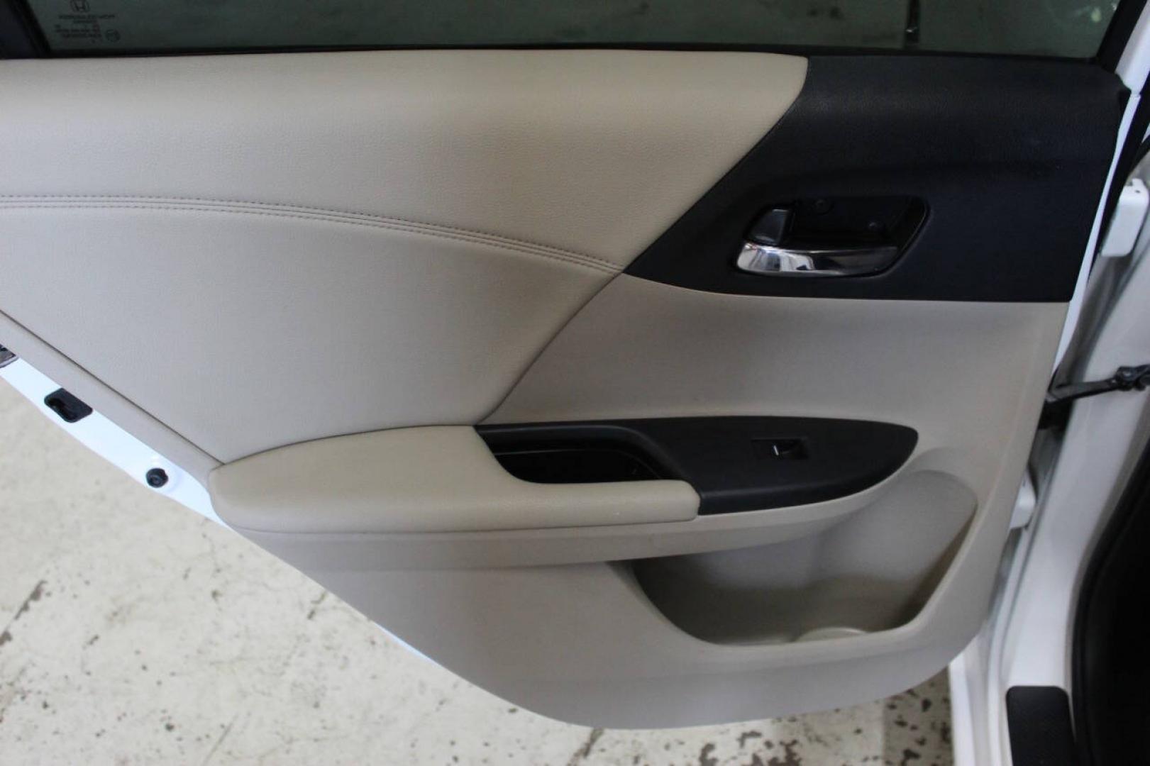 2017 White Honda Accord EX-L Sedan CVT (1HGCR2F87HA) with an 2.4L I4 2.4L I4 engine, CVT transmission, located at 4301 NW 39th , Oklahoma City, OK, 73112, (405) 949-5600, 35.512135, -97.598671- Photo#14