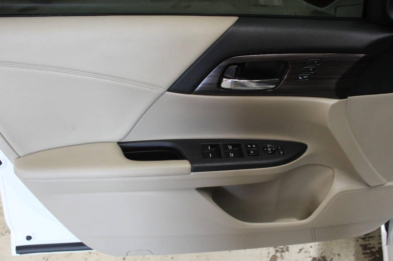 2017 White Honda Accord EX-L Sedan CVT (1HGCR2F87HA) with an 2.4L I4 2.4L I4 engine, CVT transmission, located at 4301 NW 39th , Oklahoma City, OK, 73112, (405) 949-5600, 35.512135, -97.598671 - NO DRIVERS LICENCE NO-FULL COVERAGE INSURANCE-NO CREDIT CHECK. COME ON OVER TO SUPERSPORTS AND TAKE A LOOK AND TEST DRIVE. PLEASE GIVE US A CALL AT (405) 949-5600. NO LICENSIA DE MANEJAR- NO SEGURO DE COBERTURA TOTAL- NO VERIFICACCION DE CREDITO. POR FAVOR VENGAN A SUPERSPORTS, ECHE UN - Photo#16