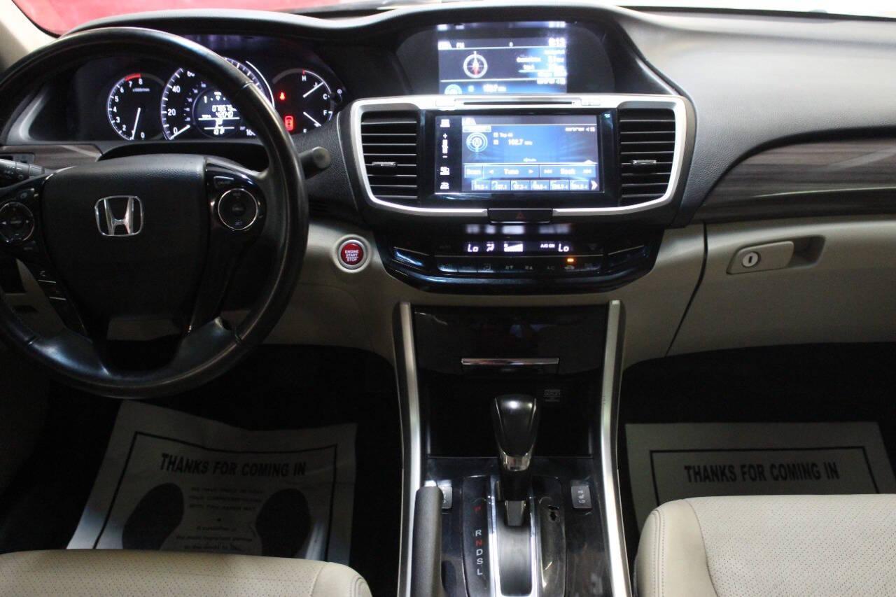 2017 White Honda Accord EX-L Sedan CVT (1HGCR2F87HA) with an 2.4L I4 2.4L I4 engine, CVT transmission, located at 4301 NW 39th , Oklahoma City, OK, 73112, (405) 949-5600, 35.512135, -97.598671 - NO DRIVERS LICENCE NO-FULL COVERAGE INSURANCE-NO CREDIT CHECK. COME ON OVER TO SUPERSPORTS AND TAKE A LOOK AND TEST DRIVE. PLEASE GIVE US A CALL AT (405) 949-5600. NO LICENSIA DE MANEJAR- NO SEGURO DE COBERTURA TOTAL- NO VERIFICACCION DE CREDITO. POR FAVOR VENGAN A SUPERSPORTS, ECHE UN - Photo#17