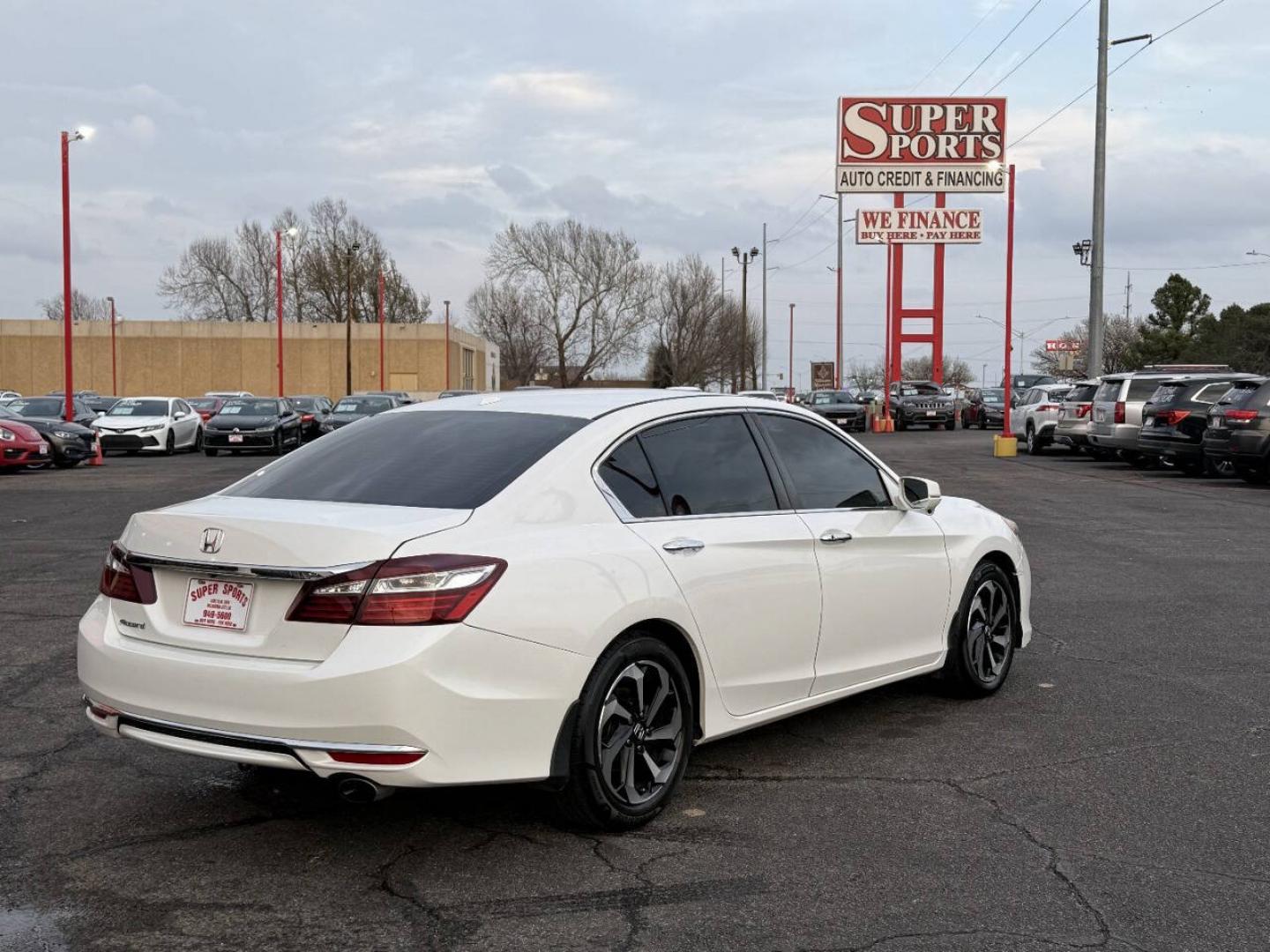 2017 White Honda Accord EX-L Sedan CVT (1HGCR2F87HA) with an 2.4L I4 2.4L I4 engine, CVT transmission, located at 4301 NW 39th , Oklahoma City, OK, 73112, (405) 949-5600, 35.512135, -97.598671- Photo#3