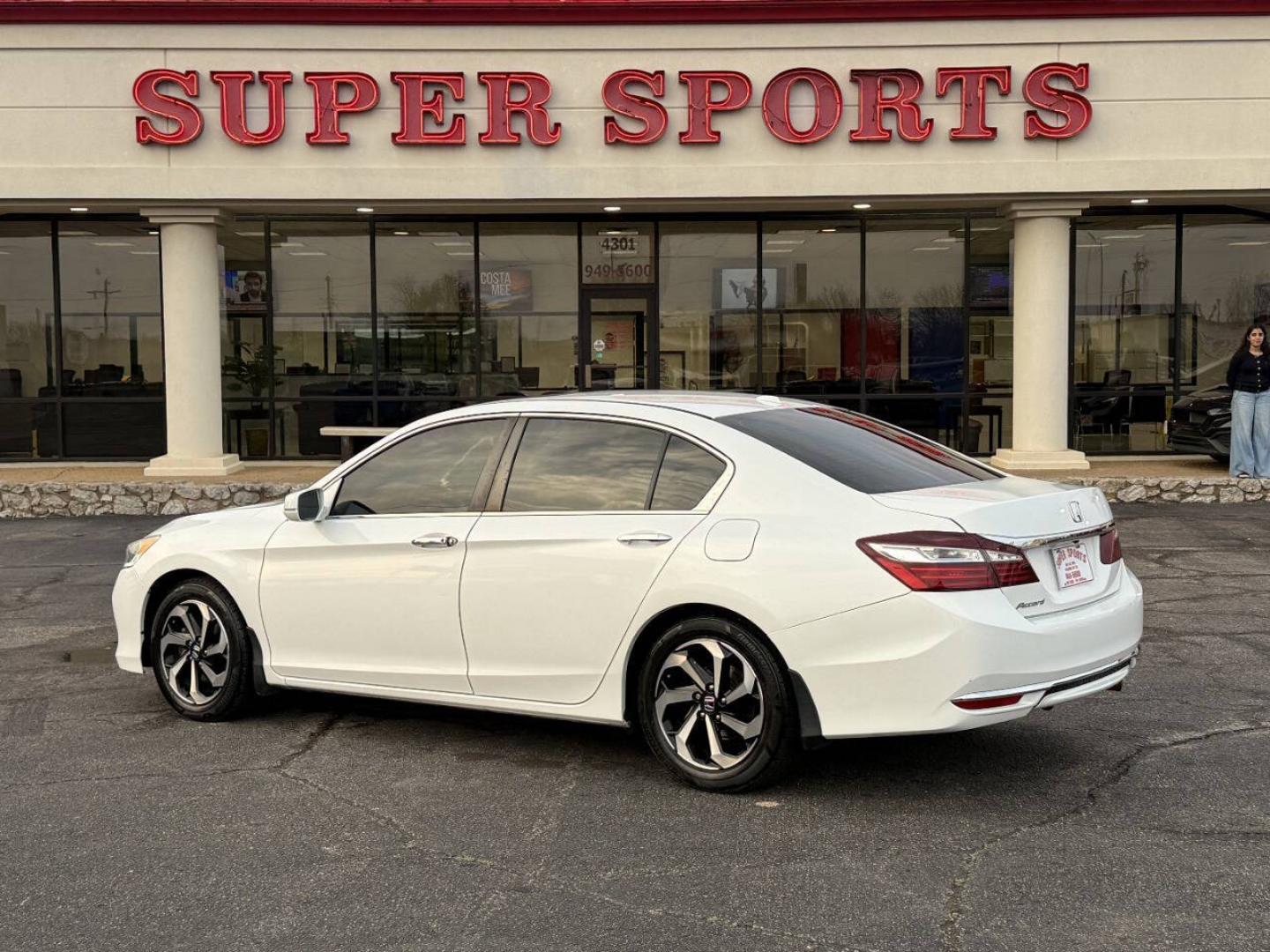 2017 White Honda Accord EX-L Sedan CVT (1HGCR2F87HA) with an 2.4L I4 2.4L I4 engine, CVT transmission, located at 4301 NW 39th , Oklahoma City, OK, 73112, (405) 949-5600, 35.512135, -97.598671- Photo#4