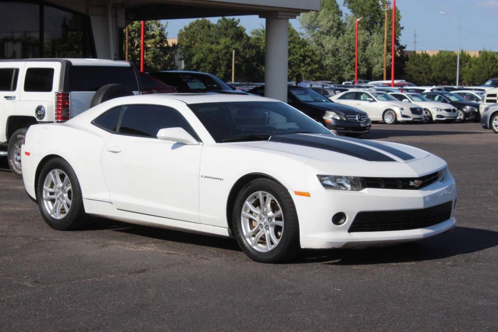 2015 White Chevrolet Camaro 1LT Coupe (2G1FD1E3XF9) with an 3.6L V6 DOHC 24V FFV engine, 6-Speed Automatic transmission, located at 4301 NW 39th , Oklahoma City, OK, 73112, (405) 949-5600, 35.512135, -97.598671 - NO DRIVERS LICENCE NO-FULL COVERAGE INSURANCE-NO CREDIT CHECK. COME ON OVER TO SUPERSPORTS AND TAKE A LOOK AND TEST DRIVE. PLEASE GIVE US A CALL AT (405) 949-5600. NO LICENSIA DE MANEJAR- NO SEGURO DE COBERTURA TOTAL- NO VERIFICACCION DE CREDITO. POR FAVOR VENGAN A SUPERSPORTS, ECHE UN - Photo#2