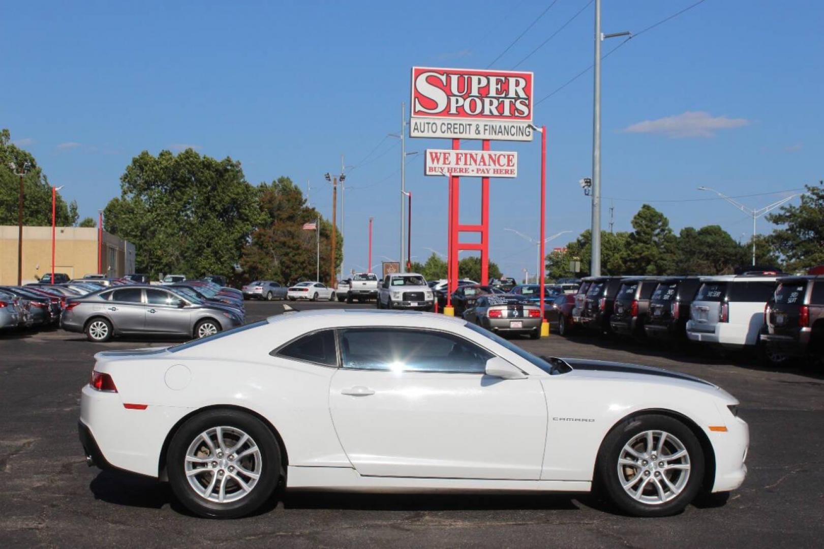 2015 White Chevrolet Camaro 1LT Coupe (2G1FD1E3XF9) with an 3.6L V6 DOHC 24V FFV engine, 6-Speed Automatic transmission, located at 4301 NW 39th , Oklahoma City, OK, 73112, (405) 949-5600, 35.512135, -97.598671 - NO DRIVERS LICENCE NO-FULL COVERAGE INSURANCE-NO CREDIT CHECK. COME ON OVER TO SUPERSPORTS AND TAKE A LOOK AND TEST DRIVE. PLEASE GIVE US A CALL AT (405) 949-5600. NO LICENSIA DE MANEJAR- NO SEGURO DE COBERTURA TOTAL- NO VERIFICACCION DE CREDITO. POR FAVOR VENGAN A SUPERSPORTS, ECHE UN - Photo#4