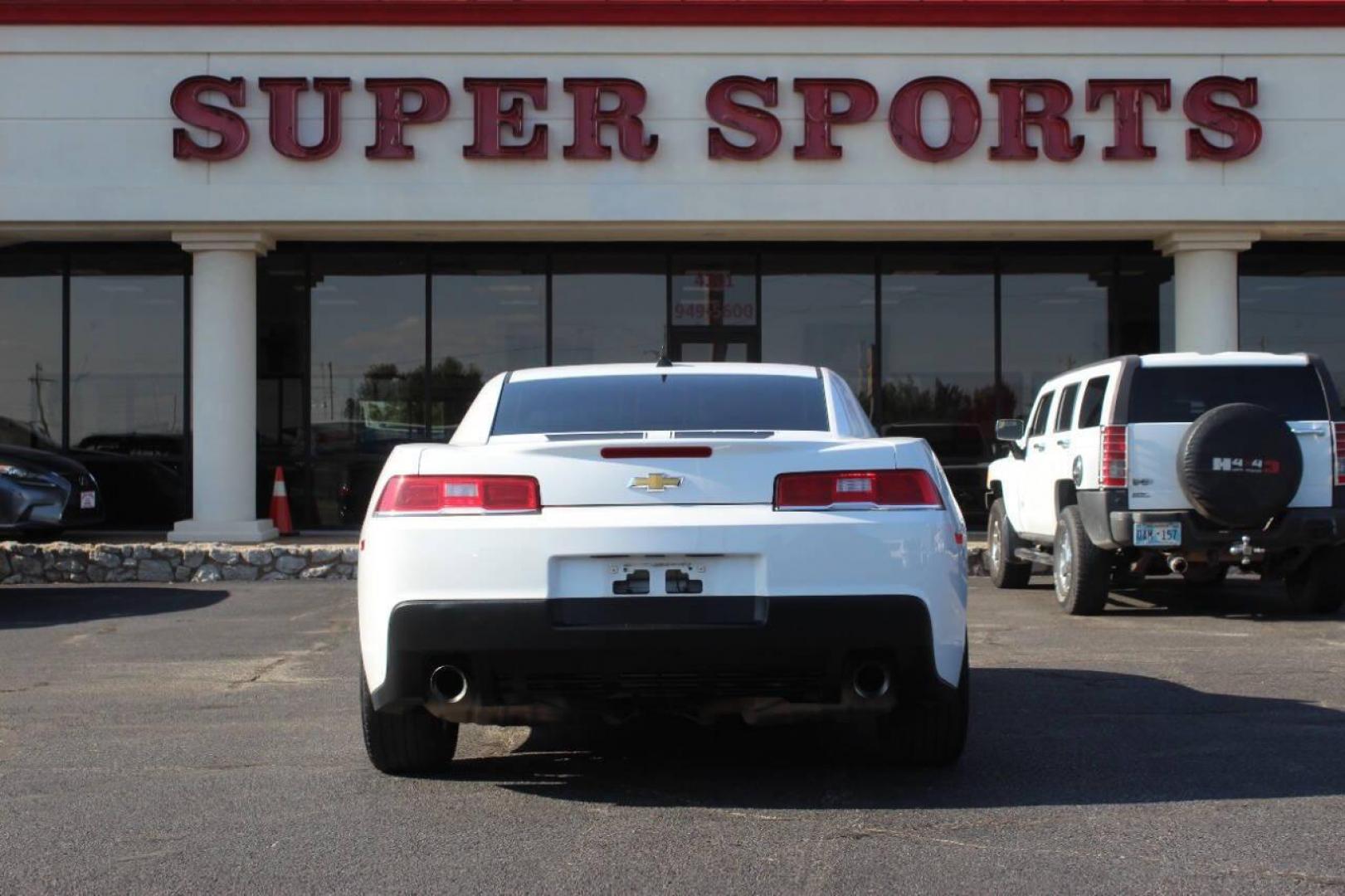 2015 White Chevrolet Camaro 1LT Coupe (2G1FD1E3XF9) with an 3.6L V6 DOHC 24V FFV engine, 6-Speed Automatic transmission, located at 4301 NW 39th , Oklahoma City, OK, 73112, (405) 949-5600, 35.512135, -97.598671 - NO DRIVERS LICENCE NO-FULL COVERAGE INSURANCE-NO CREDIT CHECK. COME ON OVER TO SUPERSPORTS AND TAKE A LOOK AND TEST DRIVE. PLEASE GIVE US A CALL AT (405) 949-5600. NO LICENSIA DE MANEJAR- NO SEGURO DE COBERTURA TOTAL- NO VERIFICACCION DE CREDITO. POR FAVOR VENGAN A SUPERSPORTS, ECHE UN - Photo#5