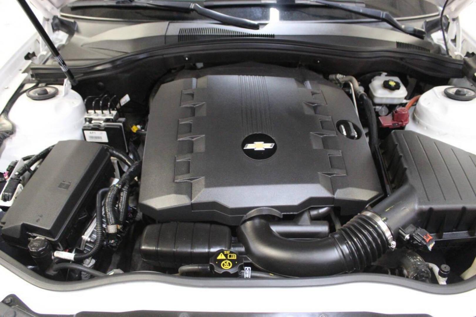 2015 White Chevrolet Camaro 1LT Coupe (2G1FD1E3XF9) with an 3.6L V6 DOHC 24V FFV engine, 6-Speed Automatic transmission, located at 4301 NW 39th , Oklahoma City, OK, 73112, (405) 949-5600, 35.512135, -97.598671 - NO DRIVERS LICENCE NO-FULL COVERAGE INSURANCE-NO CREDIT CHECK. COME ON OVER TO SUPERSPORTS AND TAKE A LOOK AND TEST DRIVE. PLEASE GIVE US A CALL AT (405) 949-5600. NO LICENSIA DE MANEJAR- NO SEGURO DE COBERTURA TOTAL- NO VERIFICACCION DE CREDITO. POR FAVOR VENGAN A SUPERSPORTS, ECHE UN - Photo#8
