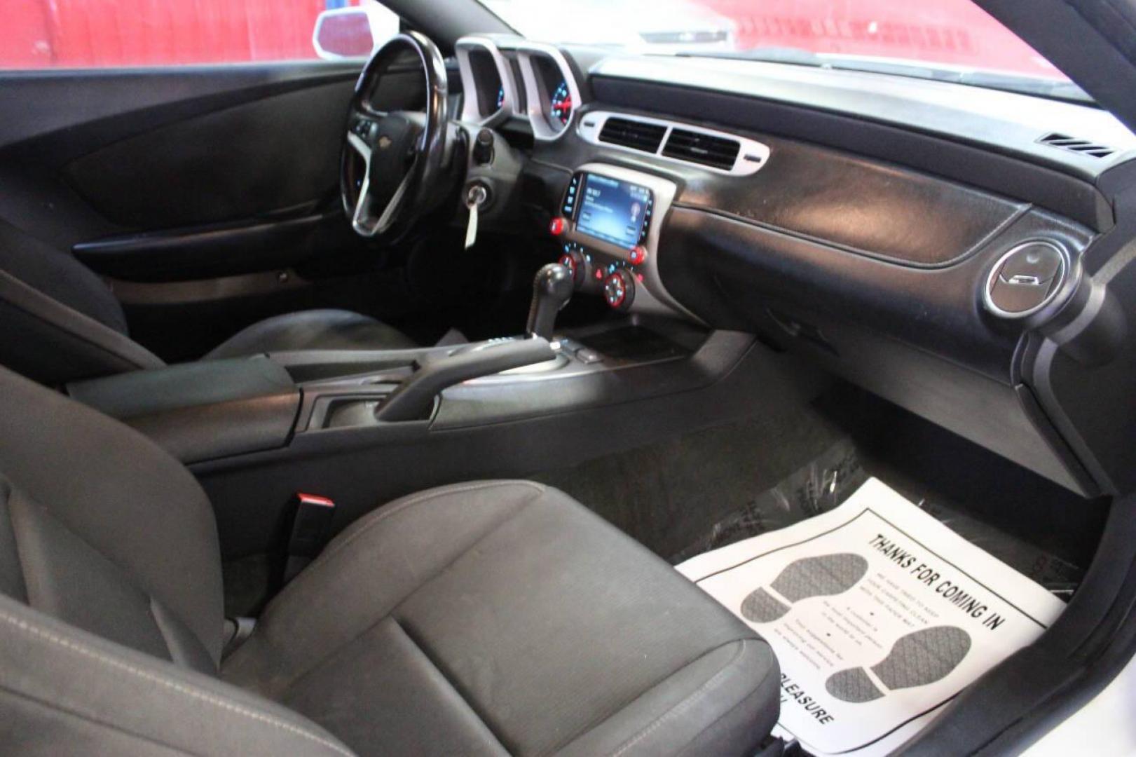 2015 White Chevrolet Camaro 1LT Coupe (2G1FD1E3XF9) with an 3.6L V6 DOHC 24V FFV engine, 6-Speed Automatic transmission, located at 4301 NW 39th , Oklahoma City, OK, 73112, (405) 949-5600, 35.512135, -97.598671 - NO DRIVERS LICENCE NO-FULL COVERAGE INSURANCE-NO CREDIT CHECK. COME ON OVER TO SUPERSPORTS AND TAKE A LOOK AND TEST DRIVE. PLEASE GIVE US A CALL AT (405) 949-5600. NO LICENSIA DE MANEJAR- NO SEGURO DE COBERTURA TOTAL- NO VERIFICACCION DE CREDITO. POR FAVOR VENGAN A SUPERSPORTS, ECHE UN - Photo#9