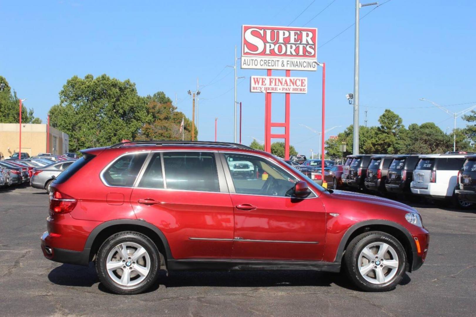 2013 Burgundy BMW X5 xDrive50i (5UXZV8C53DL) with an 4.8L V8 DOHC 32V engine, 6-Speed Automatic transmission, located at 4301 NW 39th , Oklahoma City, OK, 73112, (405) 949-5600, 35.512135, -97.598671 - NO DRIVERS LICENCE NO-FULL COVERAGE INSURANCE-NO CREDIT CHECK. COME ON OVER TO SUPERSPORTS AND TAKE A LOOK AND TEST DRIVE. PLEASE GIVE US A CALL AT (405) 949-5600. NO LICENSIA DE MANEJAR- NO SEGURO DE COBERTURA TOTAL- NO VERIFICACCION DE CREDITO. POR FAVOR VENGAN A SUPERSPORTS, ECHE UN - Photo#3