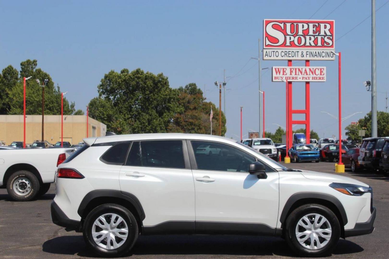 2023 White Toyota Corolla Cross L AWD (7MUAAAAG1PV) with an 2.0L L4 DOHC 16V engine, CVT transmission, located at 4301 NW 39th , Oklahoma City, OK, 73112, (405) 949-5600, 35.512135, -97.598671 - NO DRIVERS LICENCE NO-FULL COVERAGE INSURANCE-NO CREDIT CHECK. COME ON OVER TO SUPERSPORTS AND TAKE A LOOK AND TEST DRIVE. PLEASE GIVE US A CALL AT (405) 949-5600. NO LICENSIA DE MANEJAR- NO SEGURO DE COBERTURA TOTAL- NO VERIFICACCION DE CREDITO. POR FAVOR VENGAN A SUPERSPORTS, ECHE UN - Photo#4