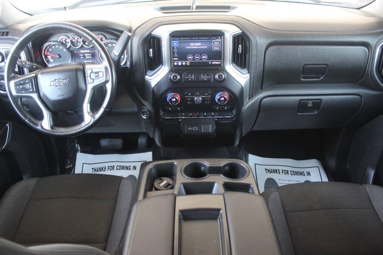 2020 Black Chevrolet Silverado 1500 RST Crew Cab 4WD (3GCUYEED5LG) with an 5.3L V8 5.3L V8 engine, Automatic 8-Speed transmission, located at 4301 NW 39th , Oklahoma City, OK, 73112, (405) 949-5600, 35.512135, -97.598671 - NO DRIVERS LICENCE NO-FULL COVERAGE INSURANCE-NO CREDIT CHECK. COME ON OVER TO SUPERSPORTS AND TAKE A LOOK AND TEST DRIVE. PLEASE GIVE US A CALL AT (405) 949-5600. NO LICENSIA DE MANEJAR- NO SEGURO DE COBERTURA TOTAL- NO VERIFICACCION DE CREDITO. POR FAVOR VENGAN A SUPERSPORTS, ECHE UN - Photo#17