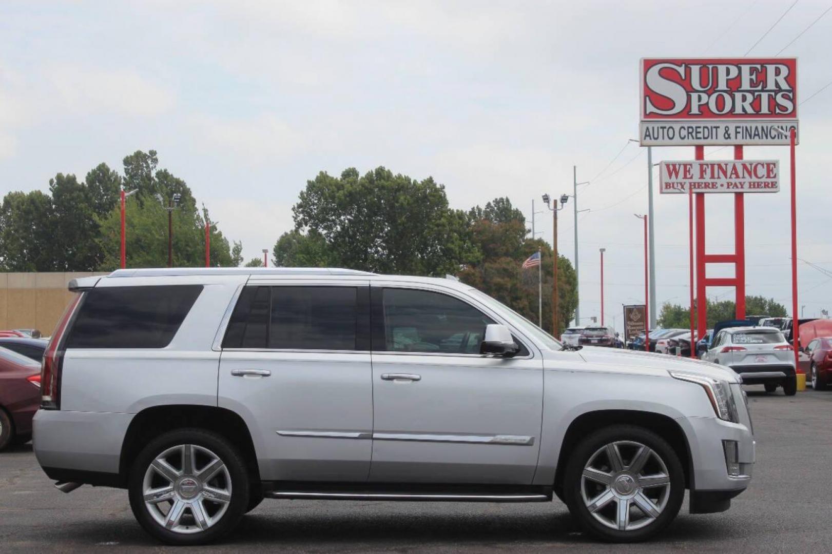2016 Gray Cadillac Escalade Luxury 2WD (1GYS3BKJ0GR) with an 6.2L V8 OHV 16V FFV engine, 6A transmission, located at 4301 NW 39th , Oklahoma City, OK, 73112, (405) 949-5600, 35.512135, -97.598671 - NO DRIVERS LICENCE NO-FULL COVERAGE INSURANCE-NO CREDIT CHECK. COME ON OVER TO SUPERSPORTS AND TAKE A LOOK AND TEST DRIVE. PLEASE GIVE US A CALL AT (405) 949-5600. NO LICENSIA DE MANEJAR- NO SEGURO DE COBERTURA TOTAL- NO VERIFICACCION DE CREDITO. POR FAVOR VENGAN A SUPERSPORTS, ECHE UN - Photo#4