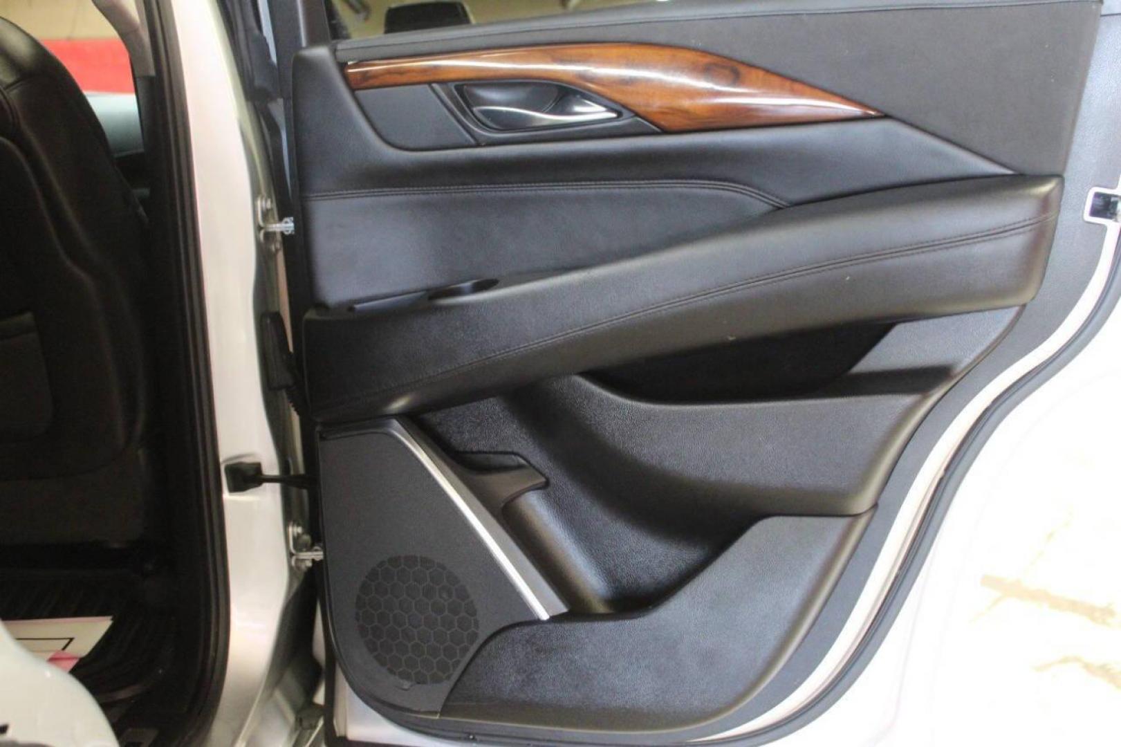 2016 Gray Cadillac Escalade Luxury 2WD (1GYS3BKJ0GR) with an 6.2L V8 OHV 16V FFV engine, 6A transmission, located at 4301 NW 39th , Oklahoma City, OK, 73112, (405) 949-5600, 35.512135, -97.598671 - NO DRIVERS LICENCE NO-FULL COVERAGE INSURANCE-NO CREDIT CHECK. COME ON OVER TO SUPERSPORTS AND TAKE A LOOK AND TEST DRIVE. PLEASE GIVE US A CALL AT (405) 949-5600. NO LICENSIA DE MANEJAR- NO SEGURO DE COBERTURA TOTAL- NO VERIFICACCION DE CREDITO. POR FAVOR VENGAN A SUPERSPORTS, ECHE UN - Photo#12