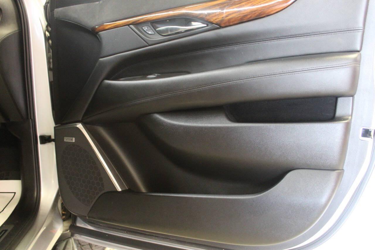 2016 Gray Cadillac Escalade Luxury 2WD (1GYS3BKJ0GR) with an 6.2L V8 6.2L V8 engine, Automatic 8-Speed transmission, located at 4301 NW 39th , Oklahoma City, OK, 73112, (405) 949-5600, 35.512135, -97.598671 - Hablamos espanol. SPEND SMART --- BUY FROM SUPER SPORTS. ALL PRICES, DOWN PAYMENTS, PAYMENTS, AND FINANCE TERMS ARE NEGOTIABLE AT THE TIME OF APPROVAL. WE WILL WORK WITH YOU TO FIT YOUR BUDGET. WE WILL EVEN LOWER AND ADJUST THE NUMBERS TO HELP MAKE THE VE HICLE MORE AFFORDABLE FOR YOU.- Photo#9